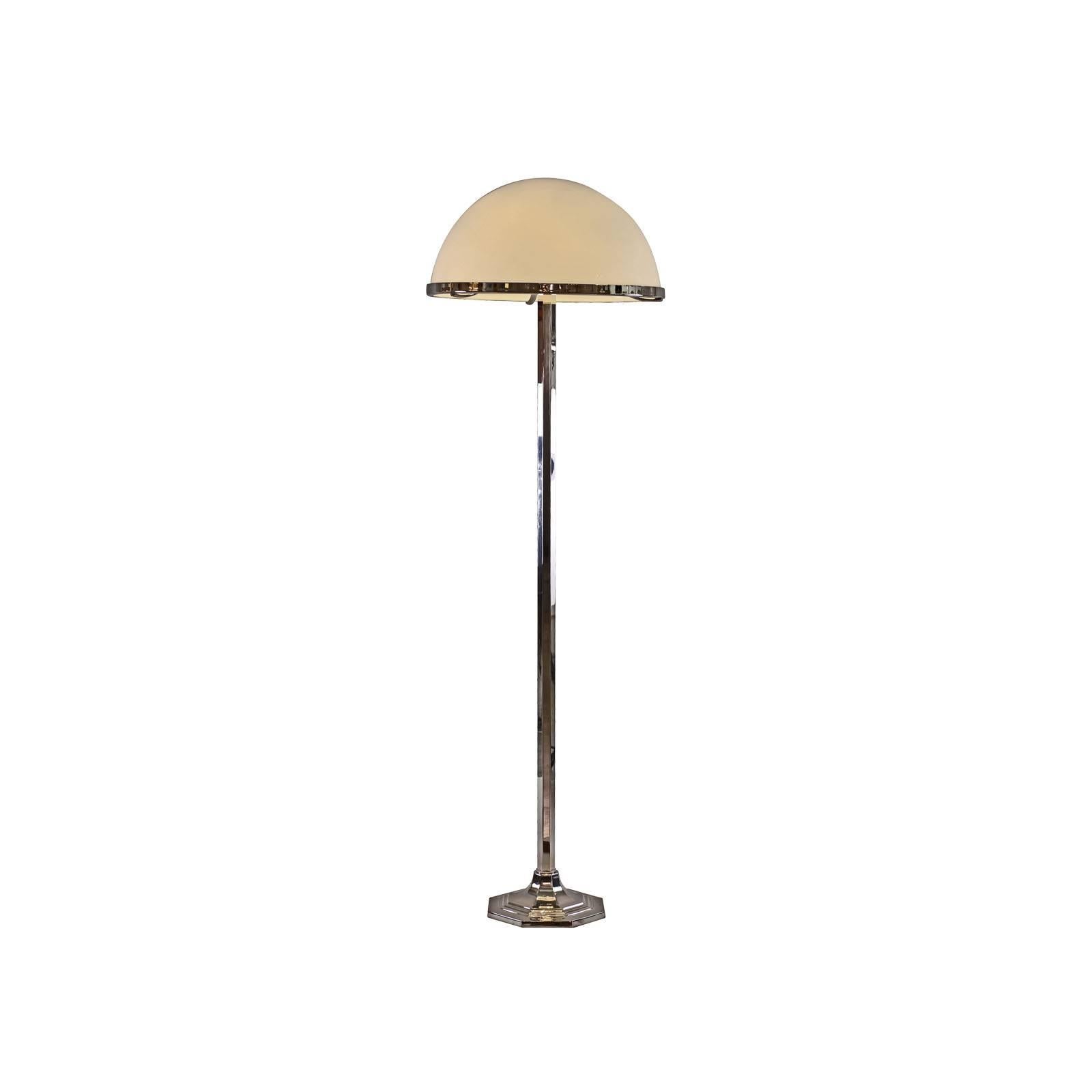 Josef Hoffmann Jugendstil Brass and Opaline Glass Floor Lamp, Re-Edition In New Condition For Sale In Vienna, AT