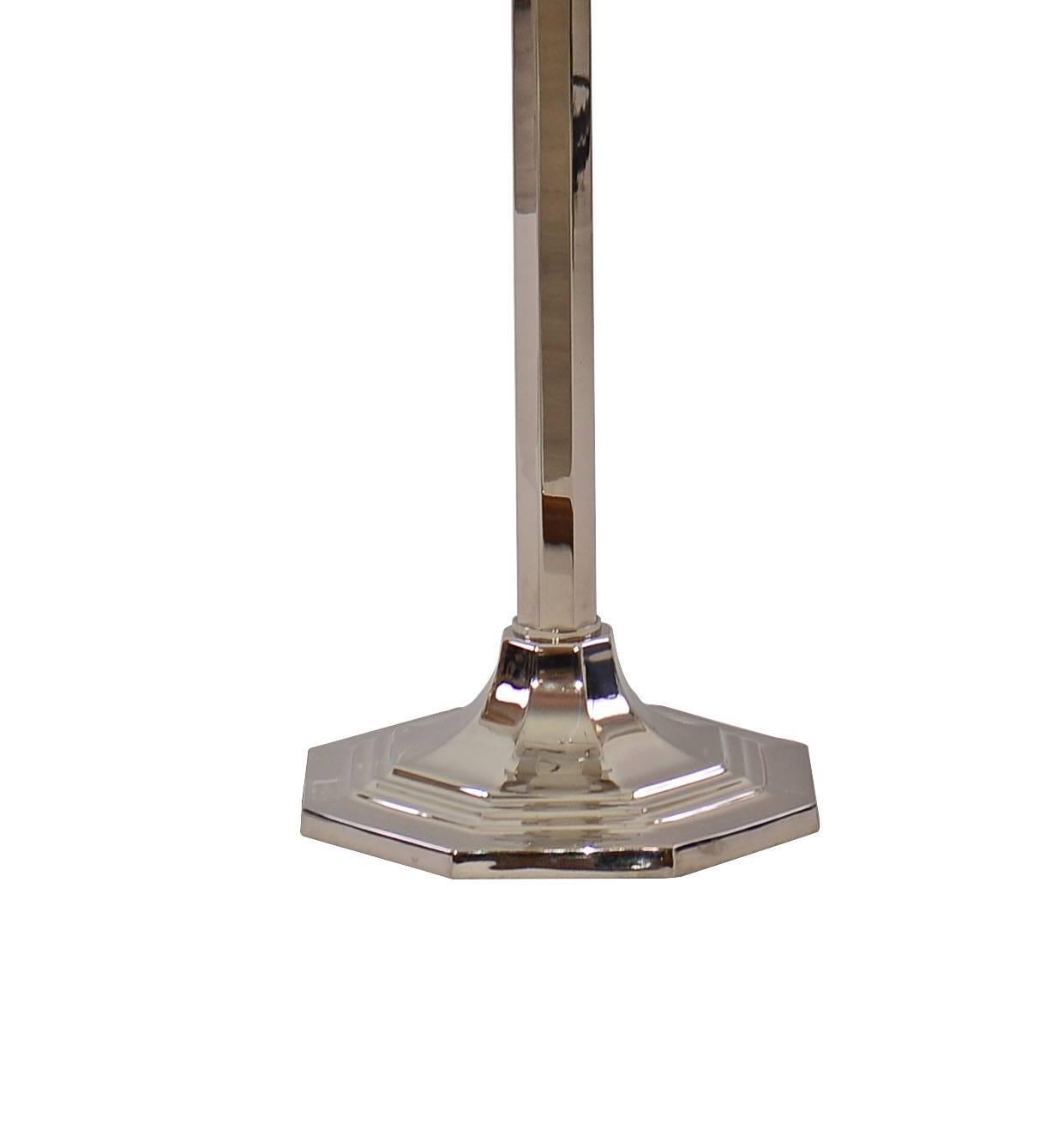 Lampadaire Jugendstil en laiton et verre opalin de Josef Hoffmann, réédition Neuf - En vente à Vienna, AT