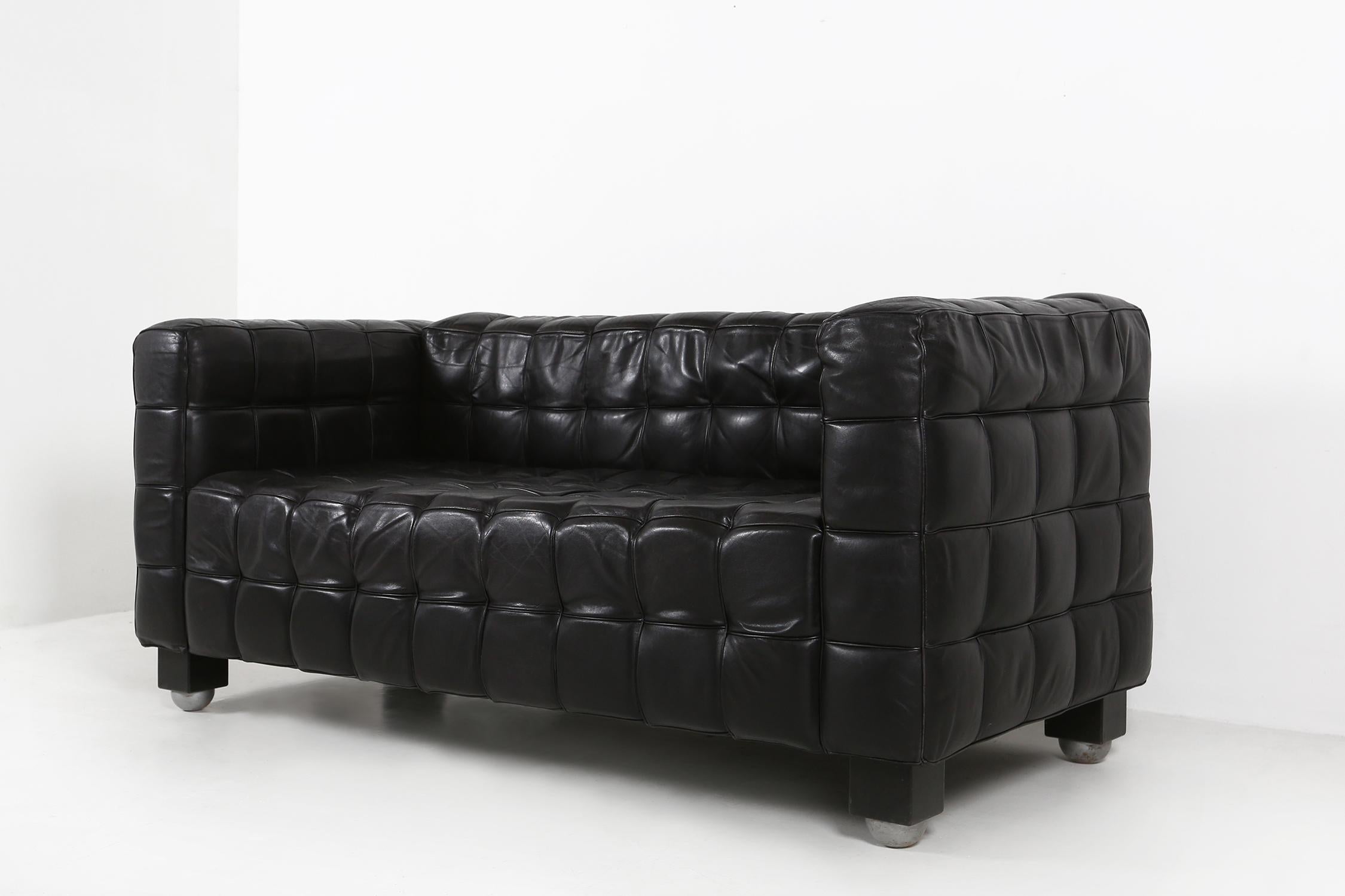 Black leather Kubus sofa model ''8020'' designed by Josef Hoffmann for Wittmann.
This Kubus sofa is designed in 1910 for the Buenos Aires exhibition to celebrate the Argentina's independence.
Since 1960, the sofa has been produced by the Austrian