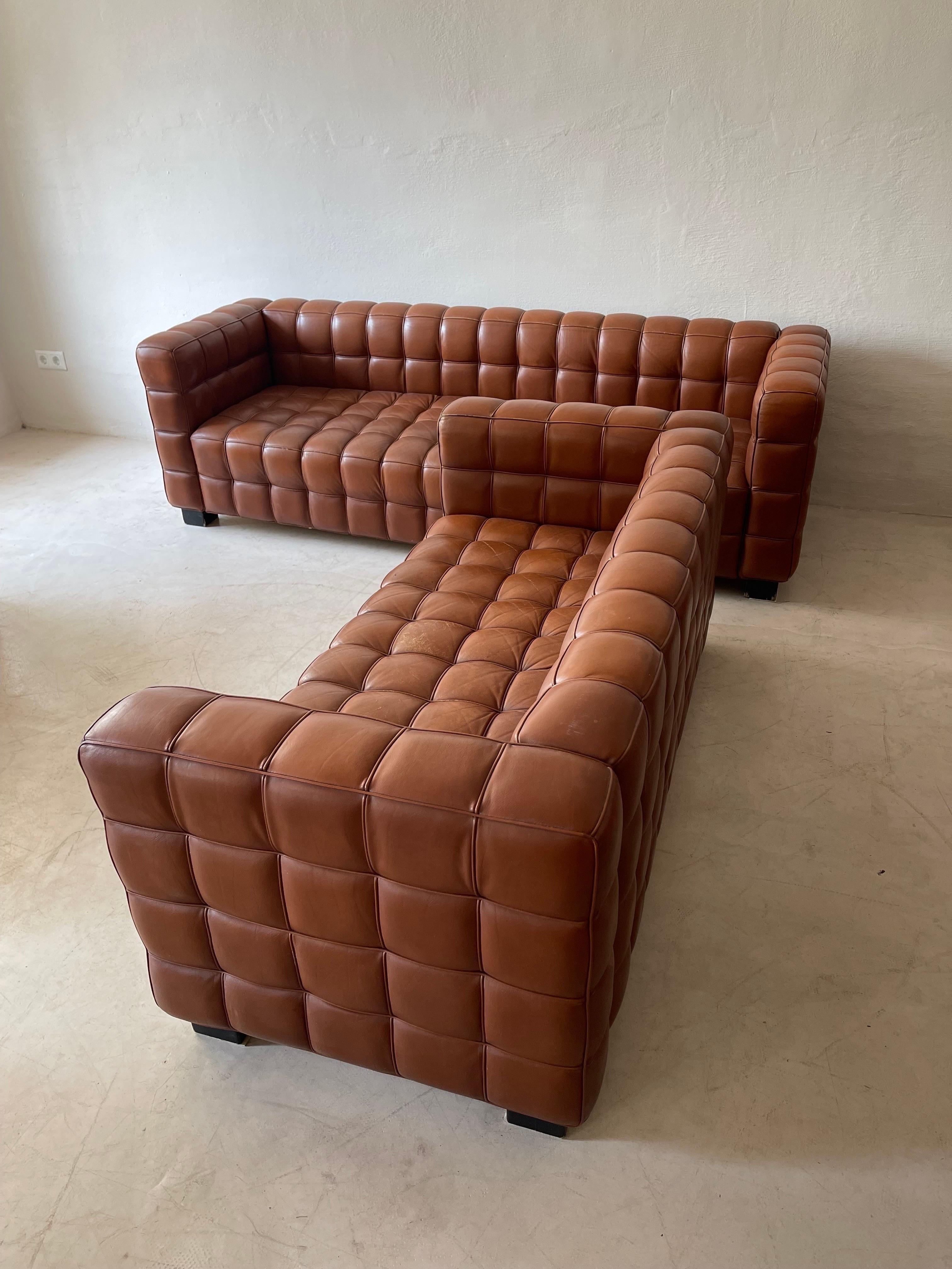 Josef Hoffmann Kubus Sofa in patinated Original Leather by Wittmann, Set of Two  In Good Condition For Sale In Vienna, AT