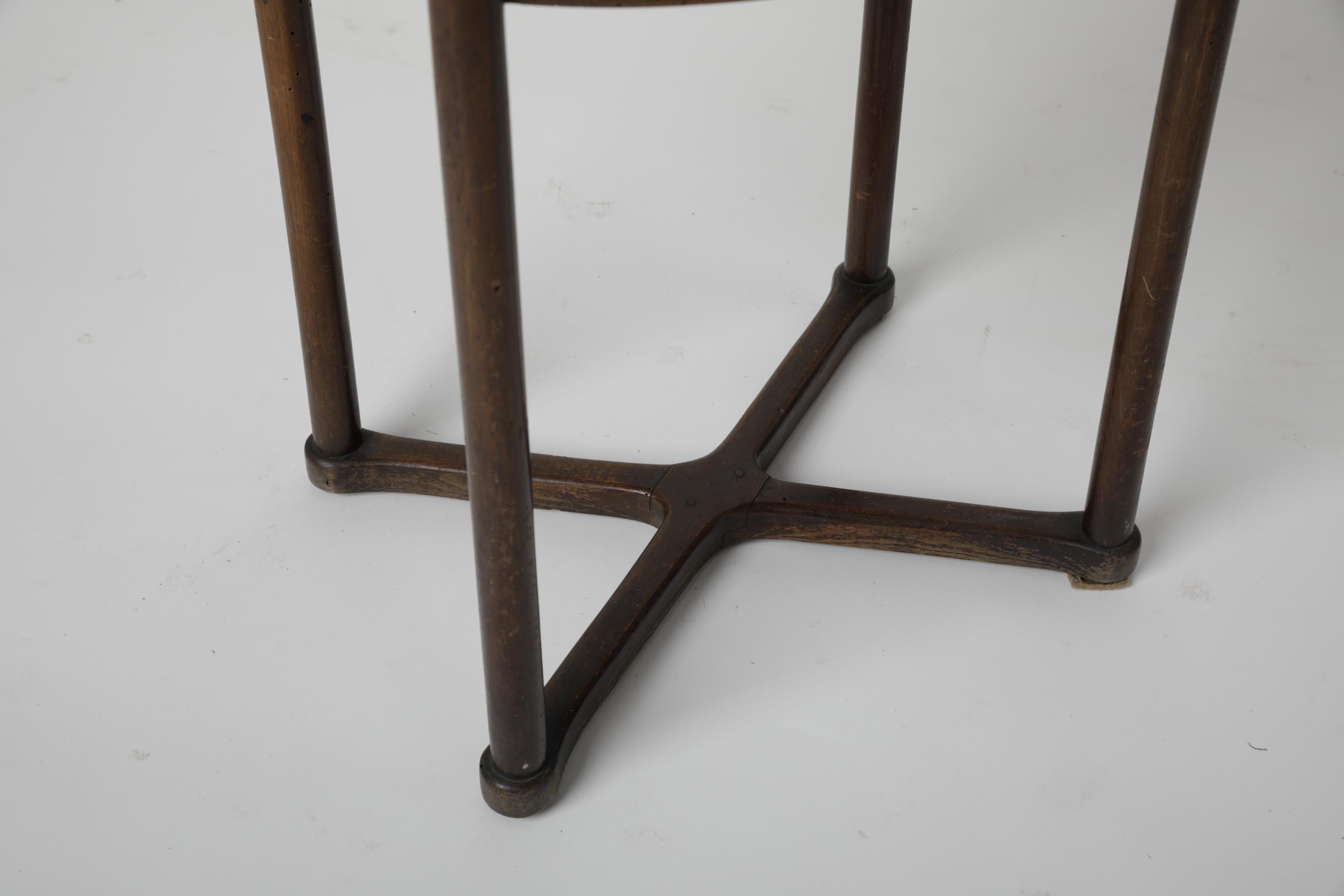Ovaler Beistelltisch Nr. 960/2 von Josef Hoffmann fr J.J. Kohn. sterreich, ca. 1905 (Poliert) im Angebot