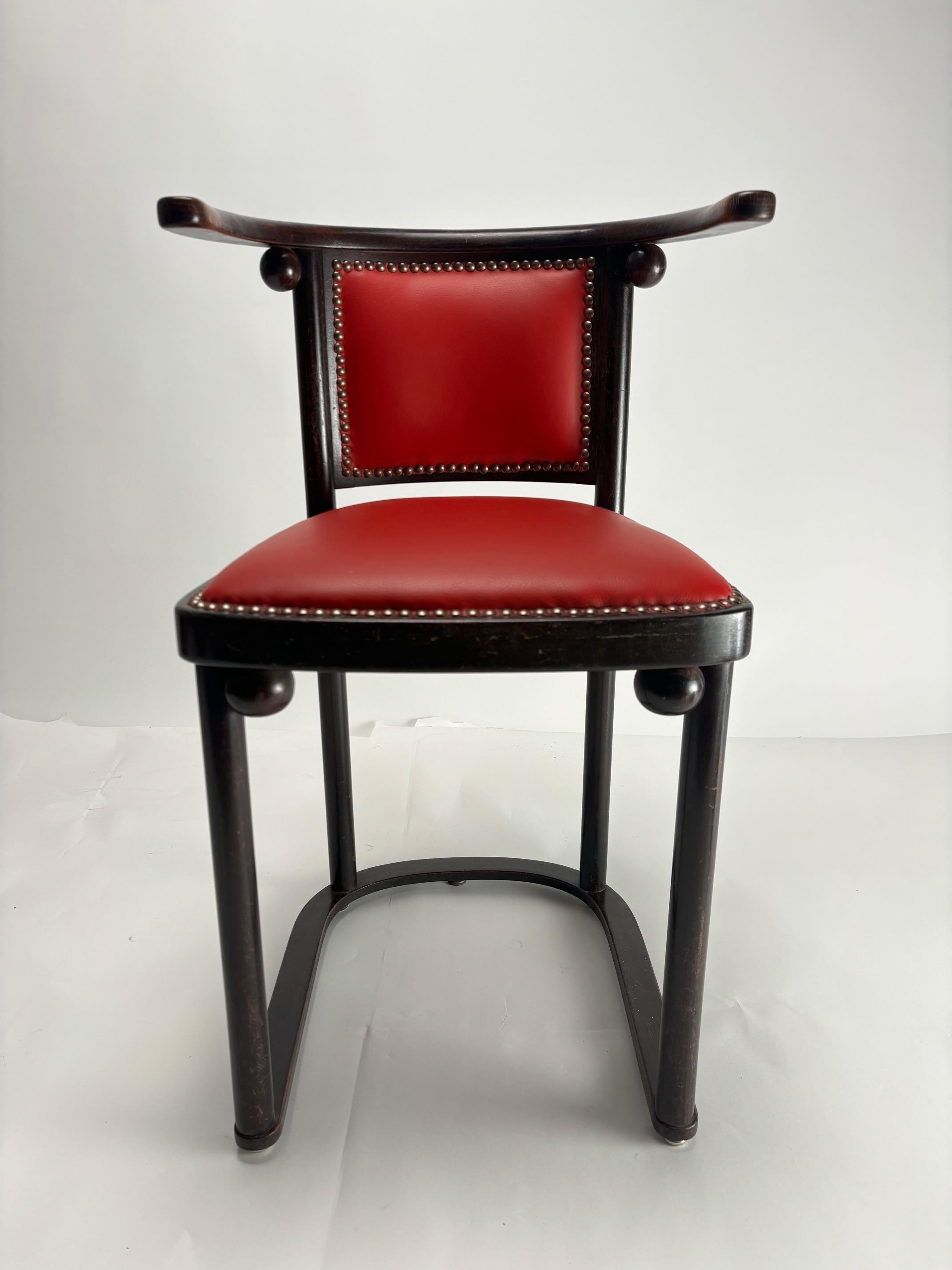 Coppia di sedie in faggio curvato progettate dall'illustre architetto viennese Joseph Hoffmann per il Cabaret Fledermaus di Vienna nel 1907. 
Con il loro stile sobrio e inconfondibile, costituiscono una delle icone indiscusse del design viennese e