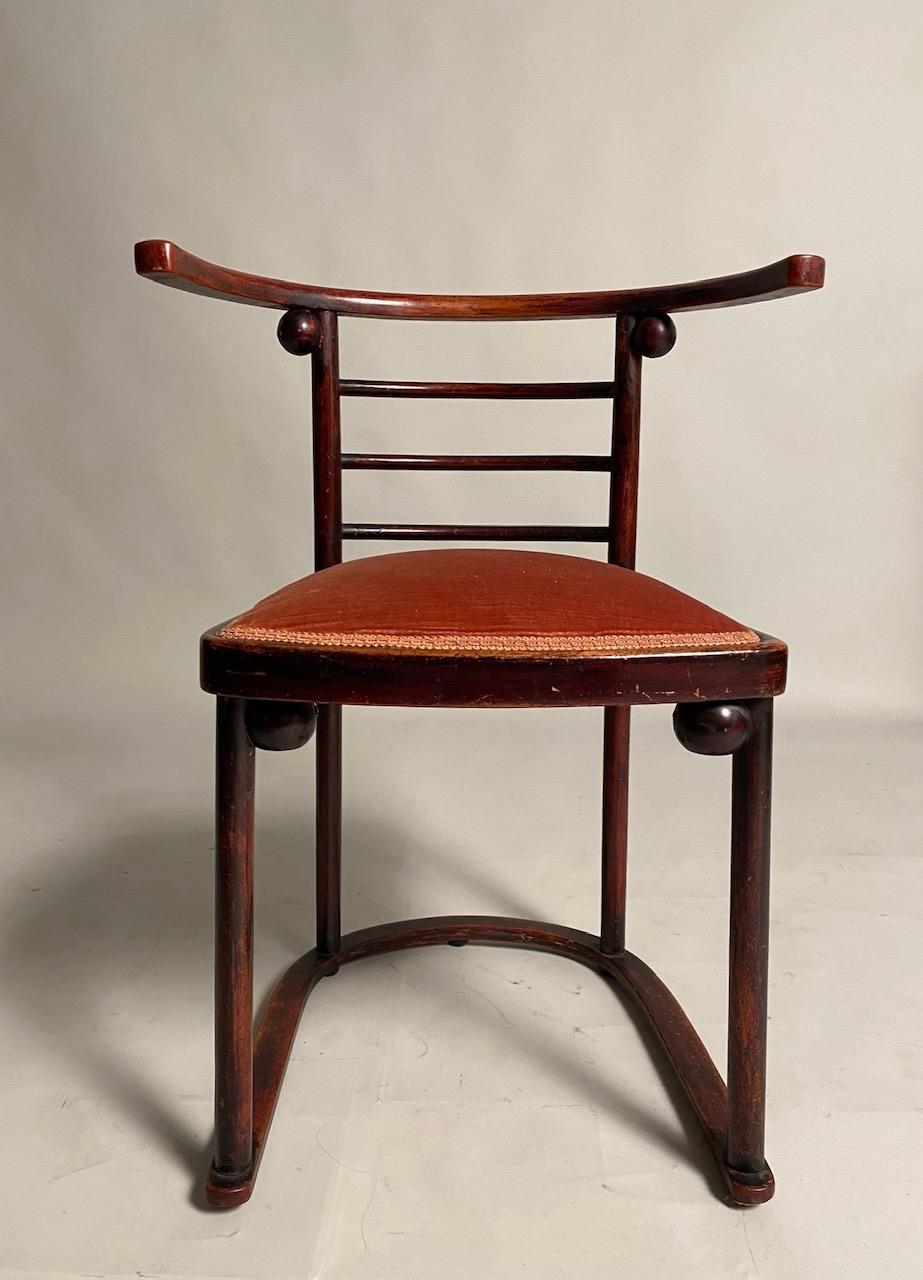 Pair of chair in bent beech designed by the illustrious Viennese architect Joseph Hoffmann for the Cabaret Fledermaus in Vienna in 1907. Produced by the Kohn company, the chairs represent one of the most famous beginnings in the history of design.