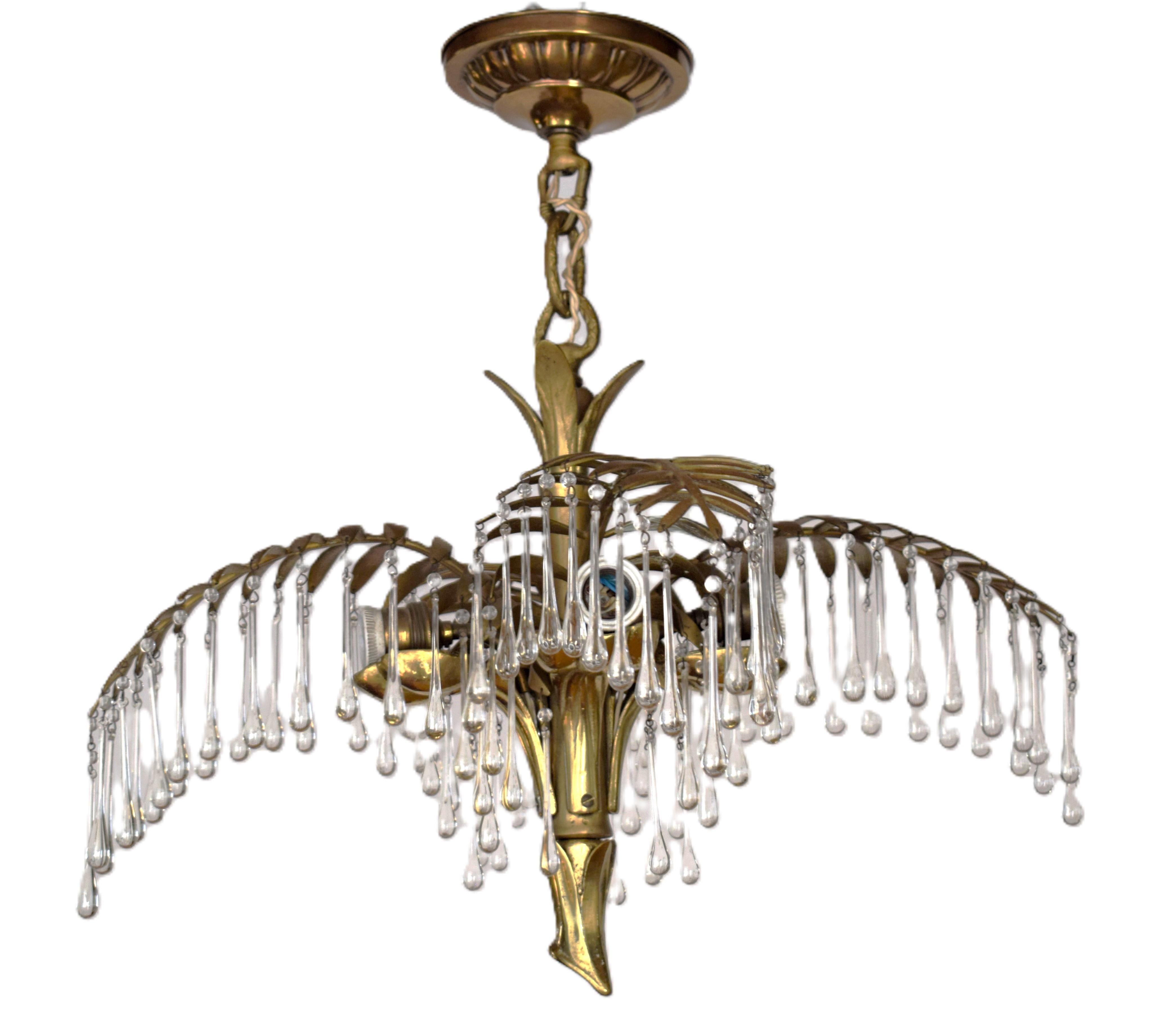 Josef Hoffmann hat diese Palmenlampe entworfen und sie wurde in verschiedenen Varianten von Bakalowits vermarktet.
Hier handelt es um eine extrem seltene Variante mit handgefertigten Glastropfen und einer Montierung aus massiver, vergoldeter Bronze