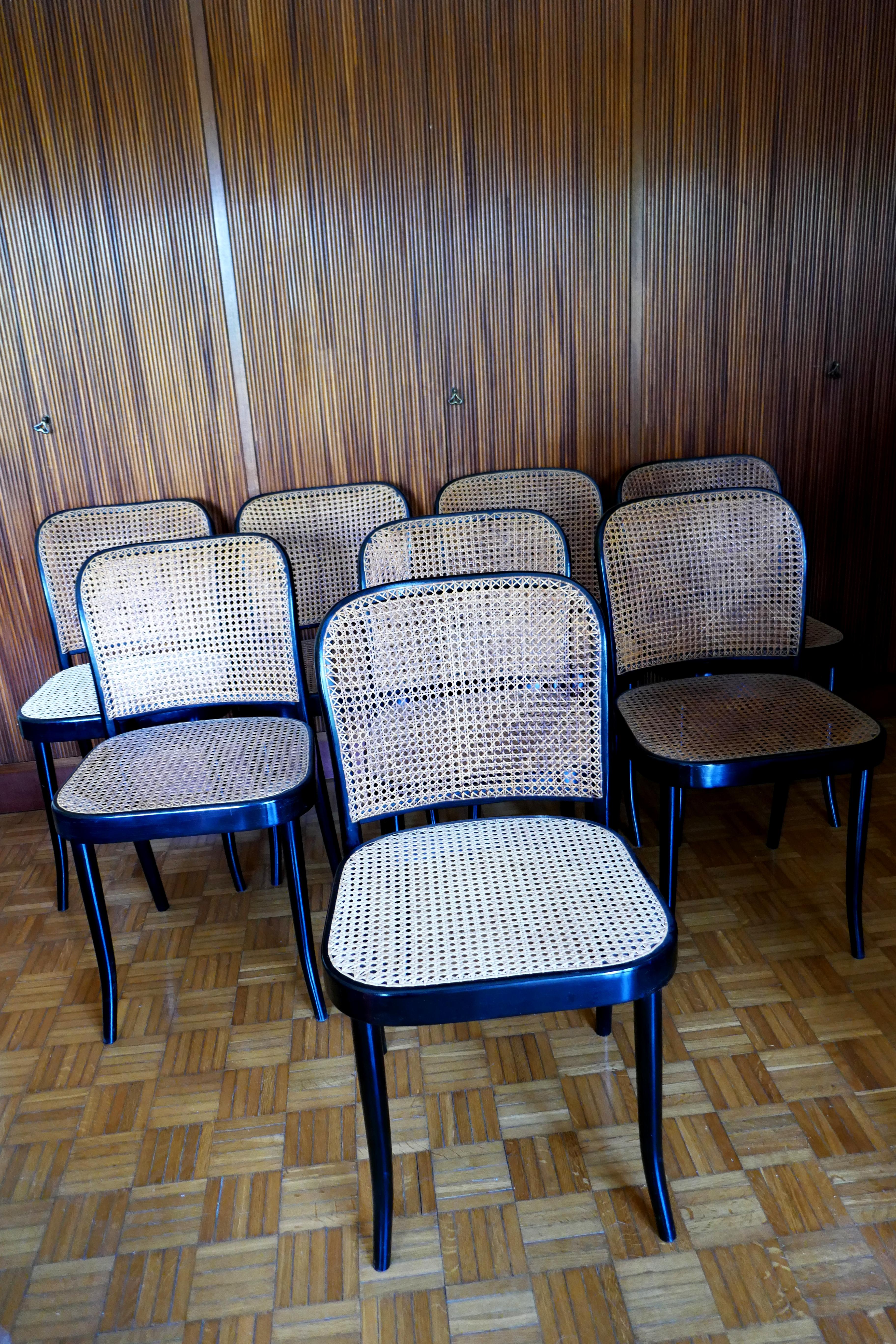 Otto sedie disegnate da Josef Hoffman per Ligna.
Buone condizioni e due sedute con la paglia rifatta.
Grazie