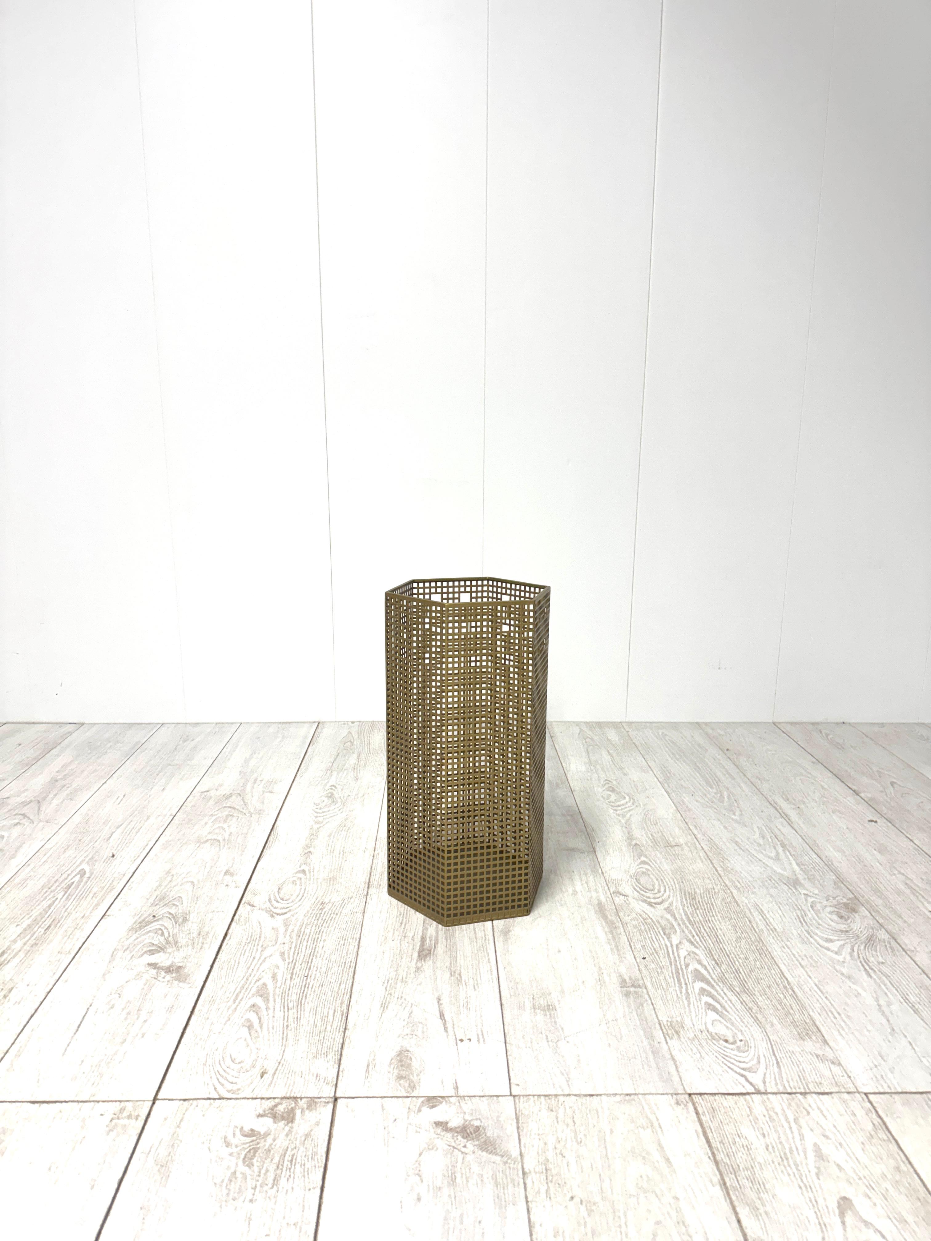 Designed by Austrian architect Josef Hoffmann, this piece is a reissue of the original basket, which was produced by his workshop for a mere 5 years in 1905-1910. This model was made by Bieffeplast 70 years later. To this day, it still looks modern
