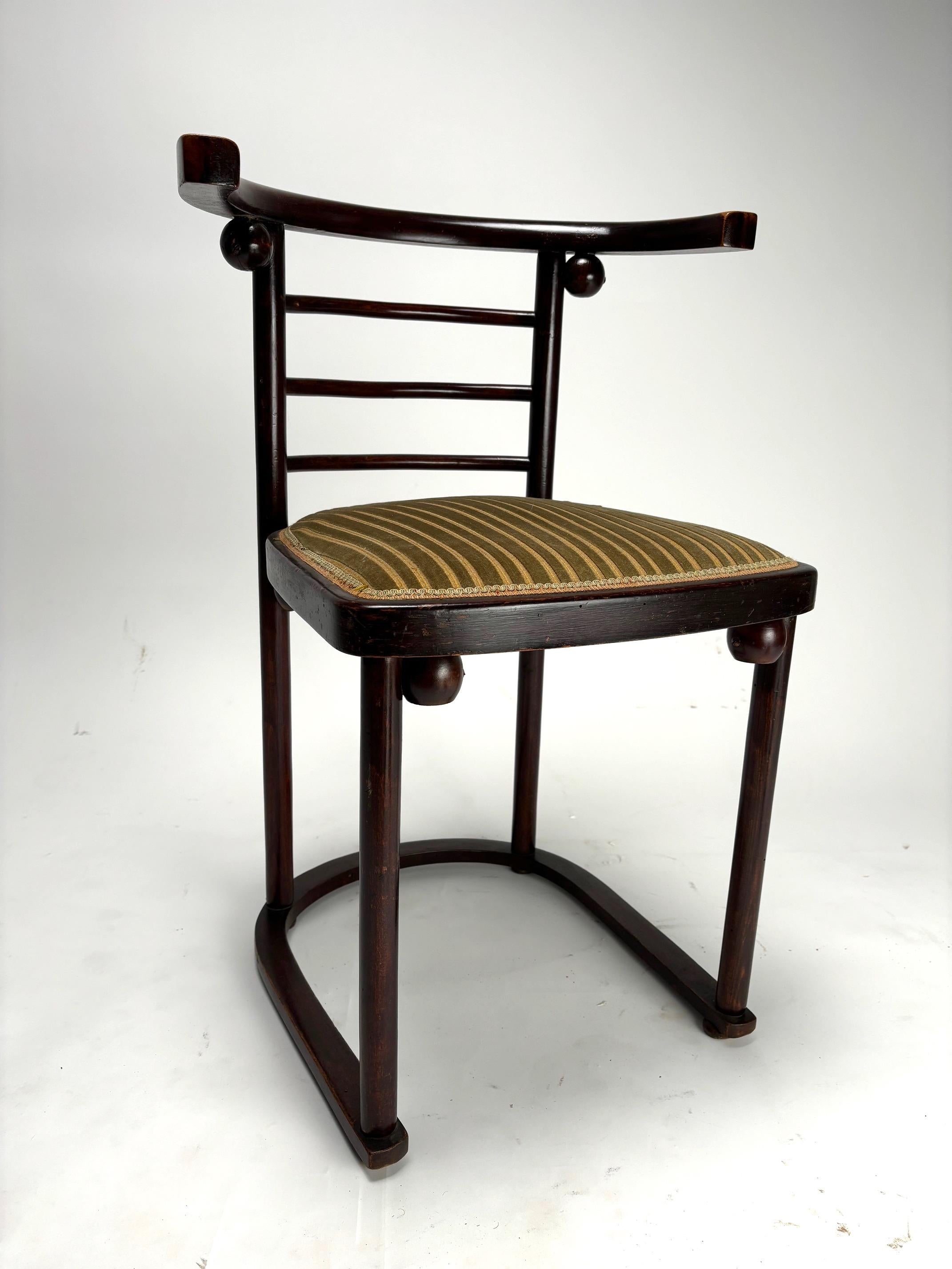 Ensemble de 3 hêtres cintrés conçus par l'illustre architecte viennois Joseph Hoffmann pour le Cabaret Fledermaus à Vienne en 1907. Produites par la société Kohn, ces chaises représentent l'un des débuts les plus célèbres de l'histoire du design.