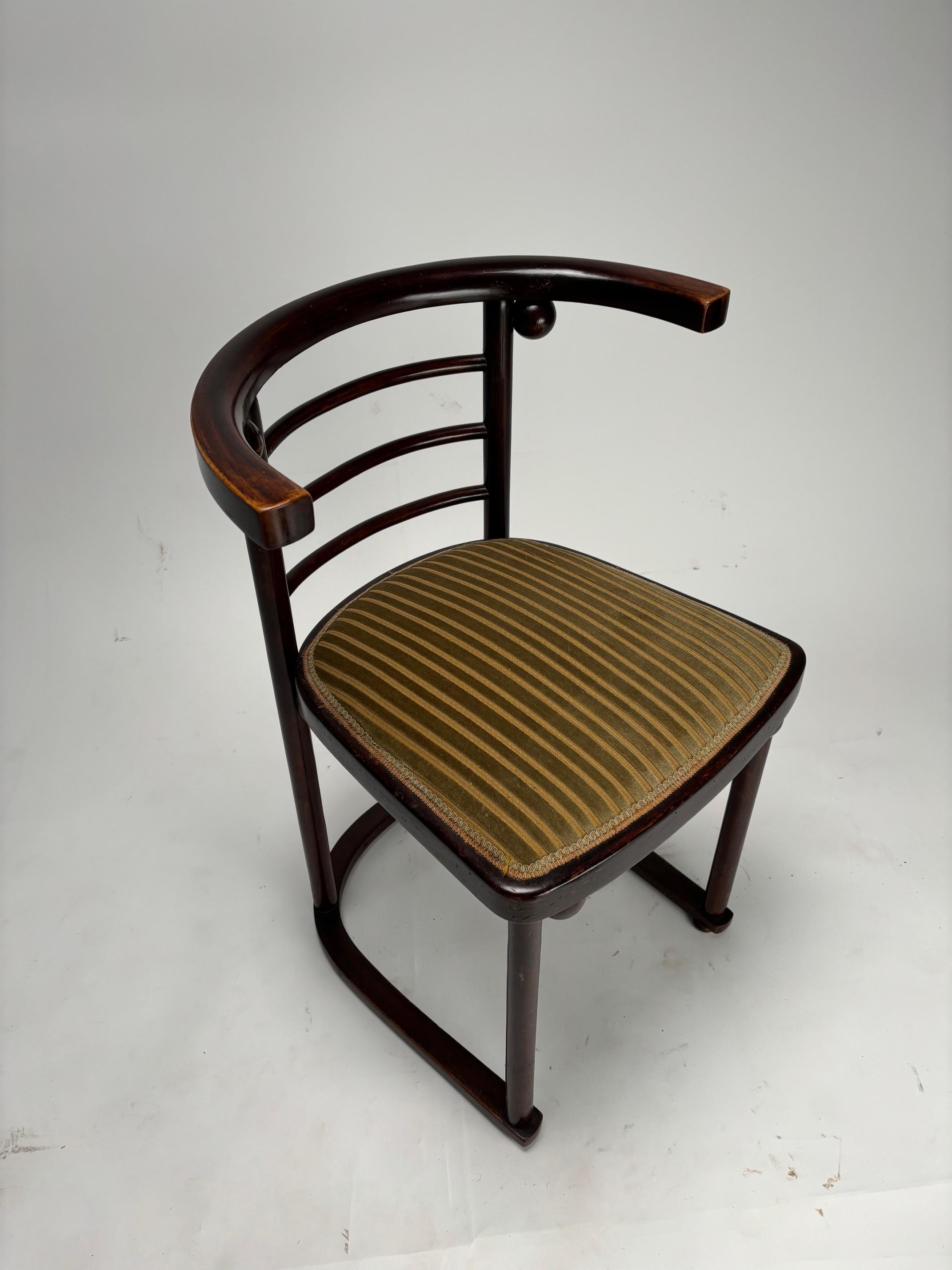 Début du 20ème siècle Josef Hoffmann, ensemble de 4 chaises Fledermaus pour J.J. Kohn, Autriche, 1905