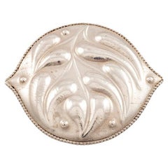 Josef Hoffmann Broche de plata austriaco Jugendstil Hojas en relieve 1912