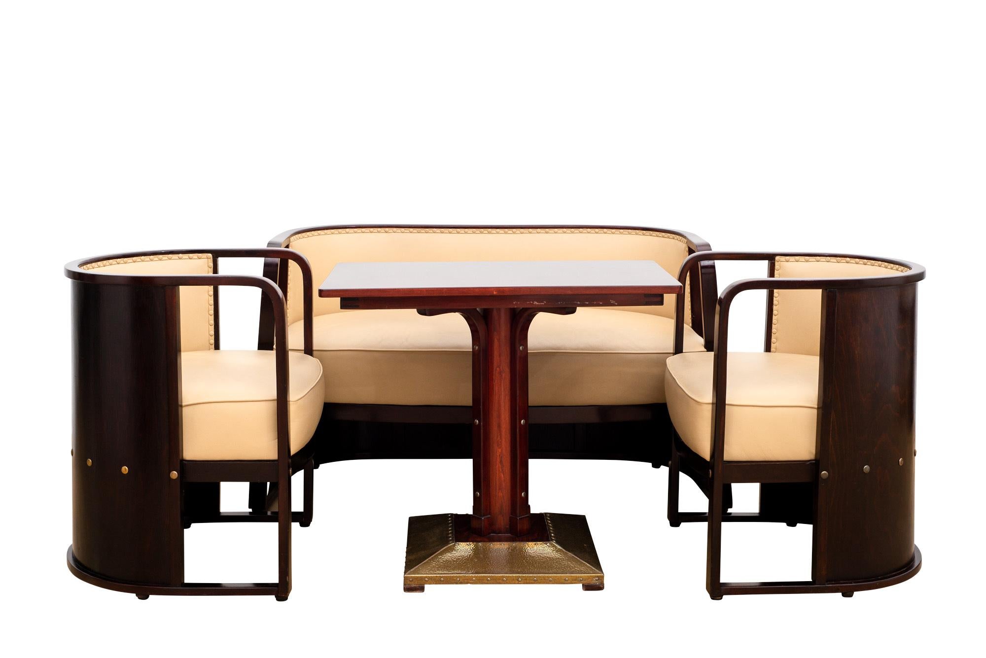 Josef Hoffmann designed this sitting room suite in 1906. In the same year the company Jacob & Josef Kohn started its production with the model number 421. The furniture suit appeared for the first time in a Kohn catalogue in January 1907.
This