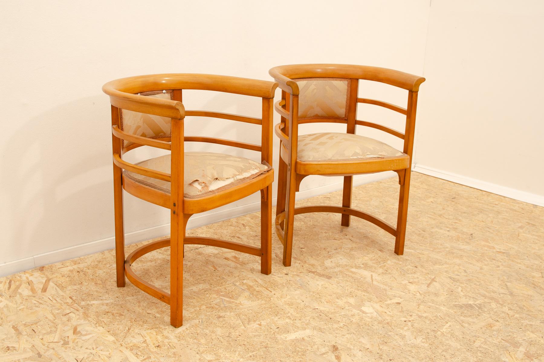 These bentwood upholstered chairs were designed in the style of Josef Hoffmann and made in Austria in the 1920´s.

Made of bent beechwood and upholstery. The wood is in very good Vintage condition, the upholstery needs to be reupholstered. In case