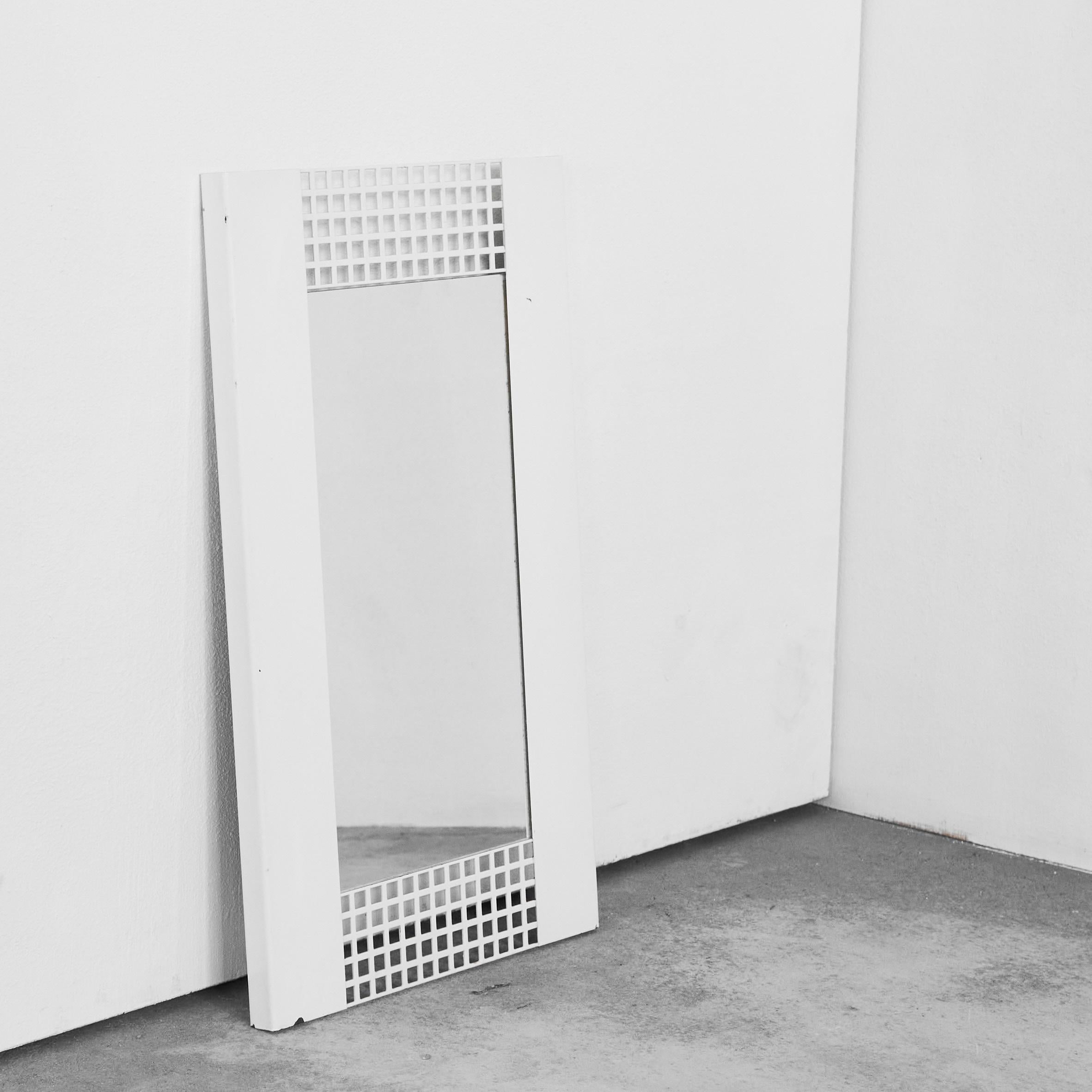 Miroir de style Josef Hoffmann en métal laqué blanc années 1970.

Magnifique et particulier miroir en métal laqué blanc dans un style distinct rappelant les œuvres de Josef Hoffmann. Superbe design rectangulaire avec des trous perforés. Idéal dans
