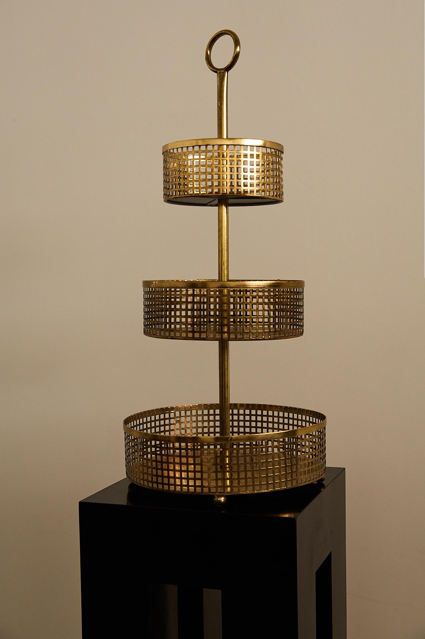 Josef Hoffmann (Stil), gestufter Servierwagen, 20./21. Jh., vergoldetes, durchbrochenes Metall, ungemarkt.