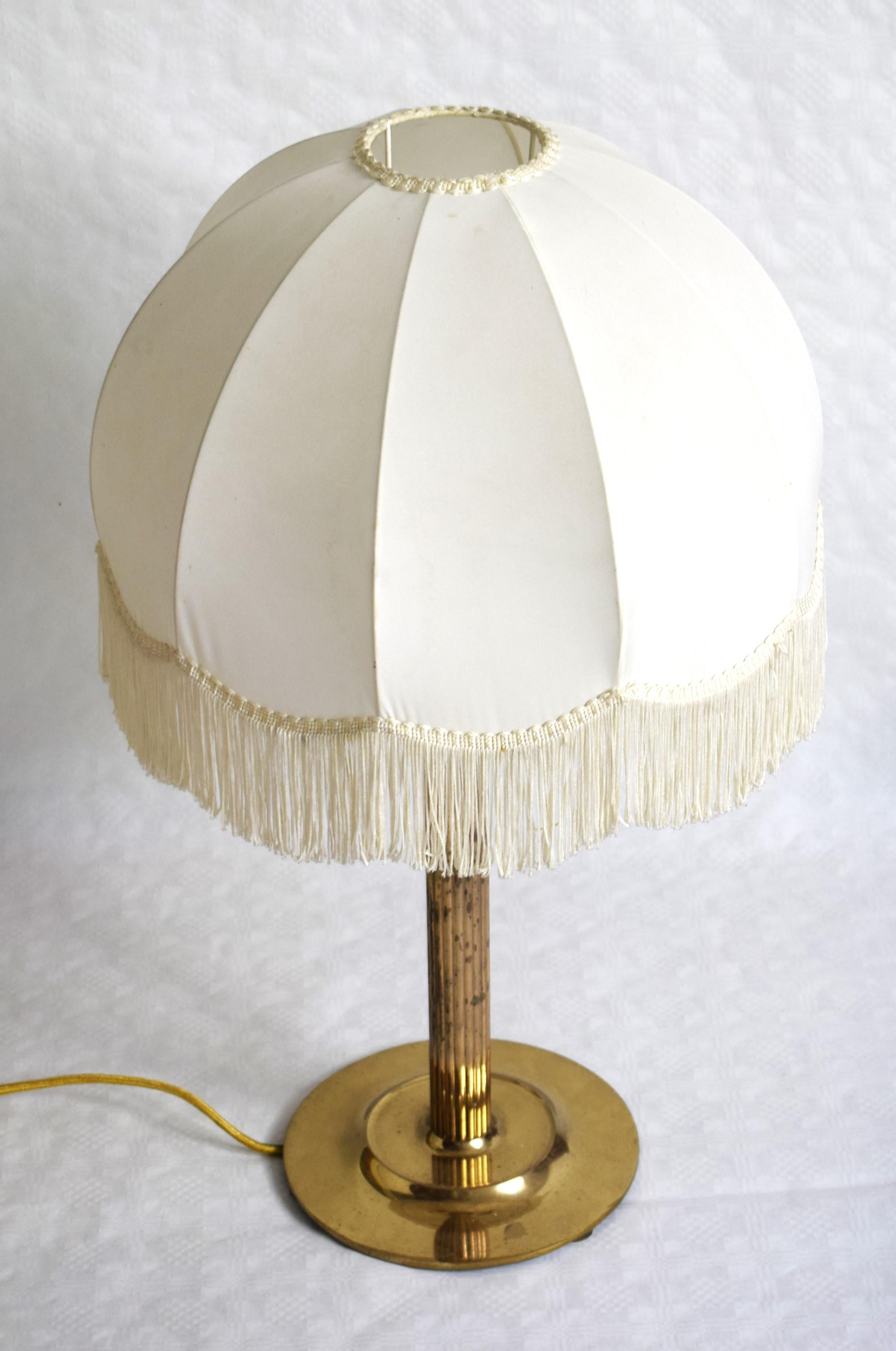 Similar a la lámpara Steiner de Adolf Loos, pero con pantalla de seda. Publicado en Arte y Decoración Alemana en 1915 para el dormitorio de la familia Primavesi.

Ejecución hacia 1950 - 1960

2 Bombillas E27