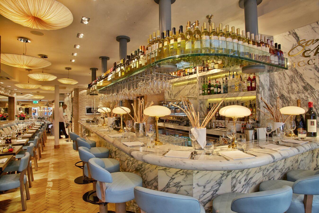 Tischleuchte mit Opalglasschirm, abgebildet in Messing. Ursprünglich für das von Josef Hoffmann im Jahr 1900 entworfene Spitzer-Haus

Die meisten Komponenten entsprechen den UL-Vorschriften, gegen Aufpreis führen wir die UL-Liste und das Label für