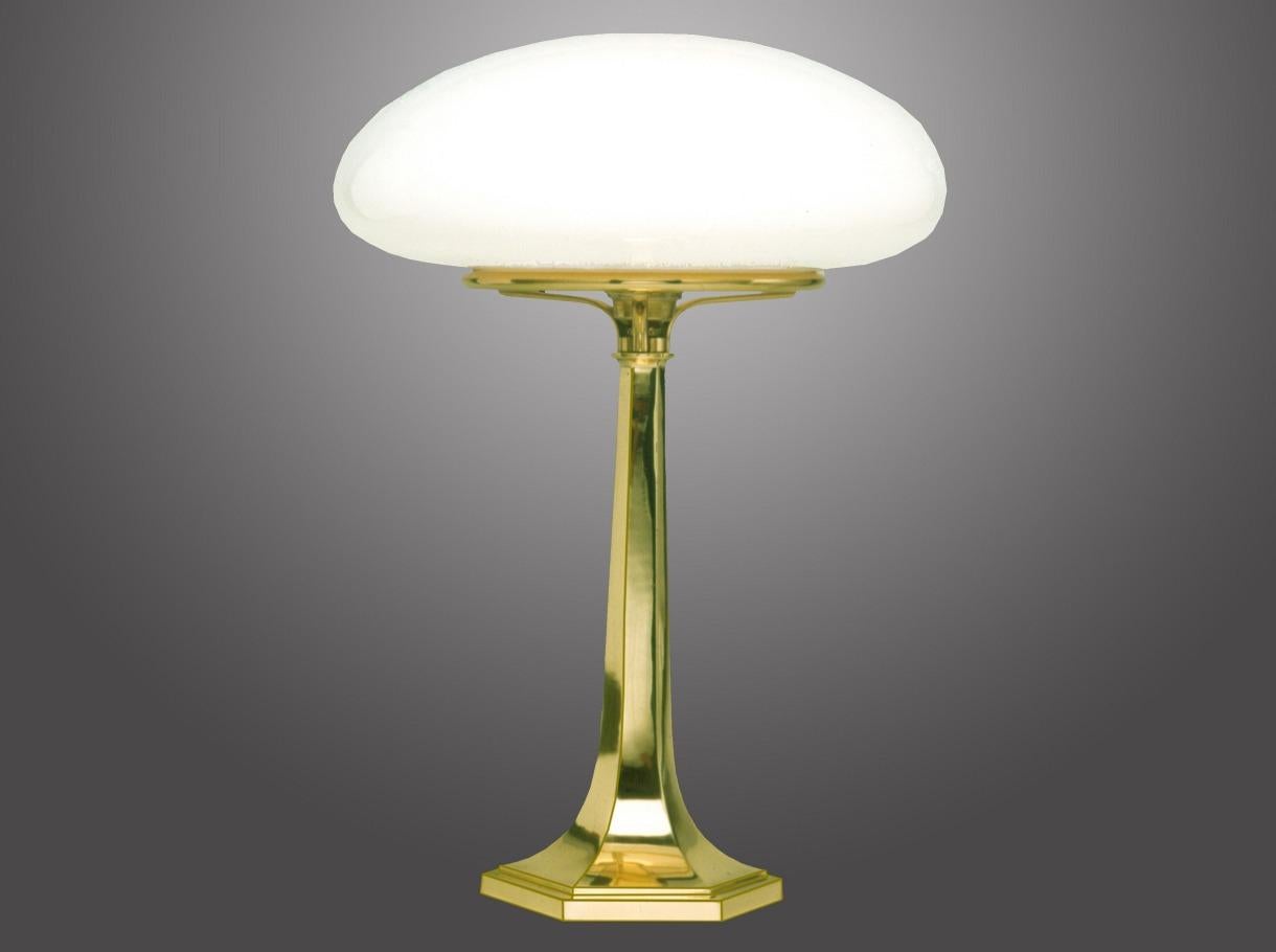 Fait main Lampe de bureau Josef Hoffmann avec abat-jour en verre opalin, réédition en vente