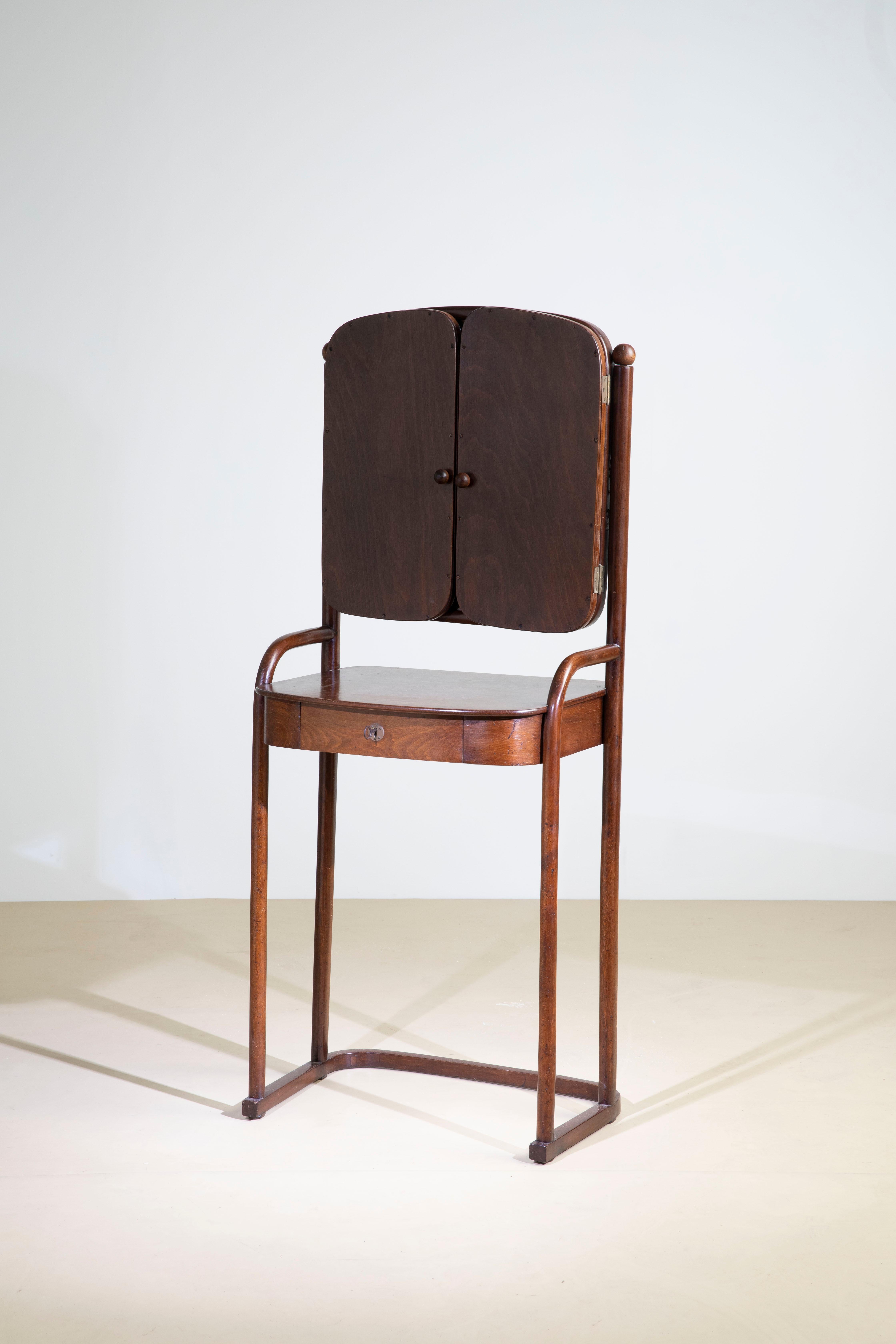 Elegantissimo tavolo da toeletta n. 1134 di Josef Hoffmann per J&J Kohn è in eccellenti condizioni di restauro con una ricca tinta mogano scuro. Lo specchio sfaccettato originale aggiunge un fascino senza tempo. A differenza di altri esemplari in
