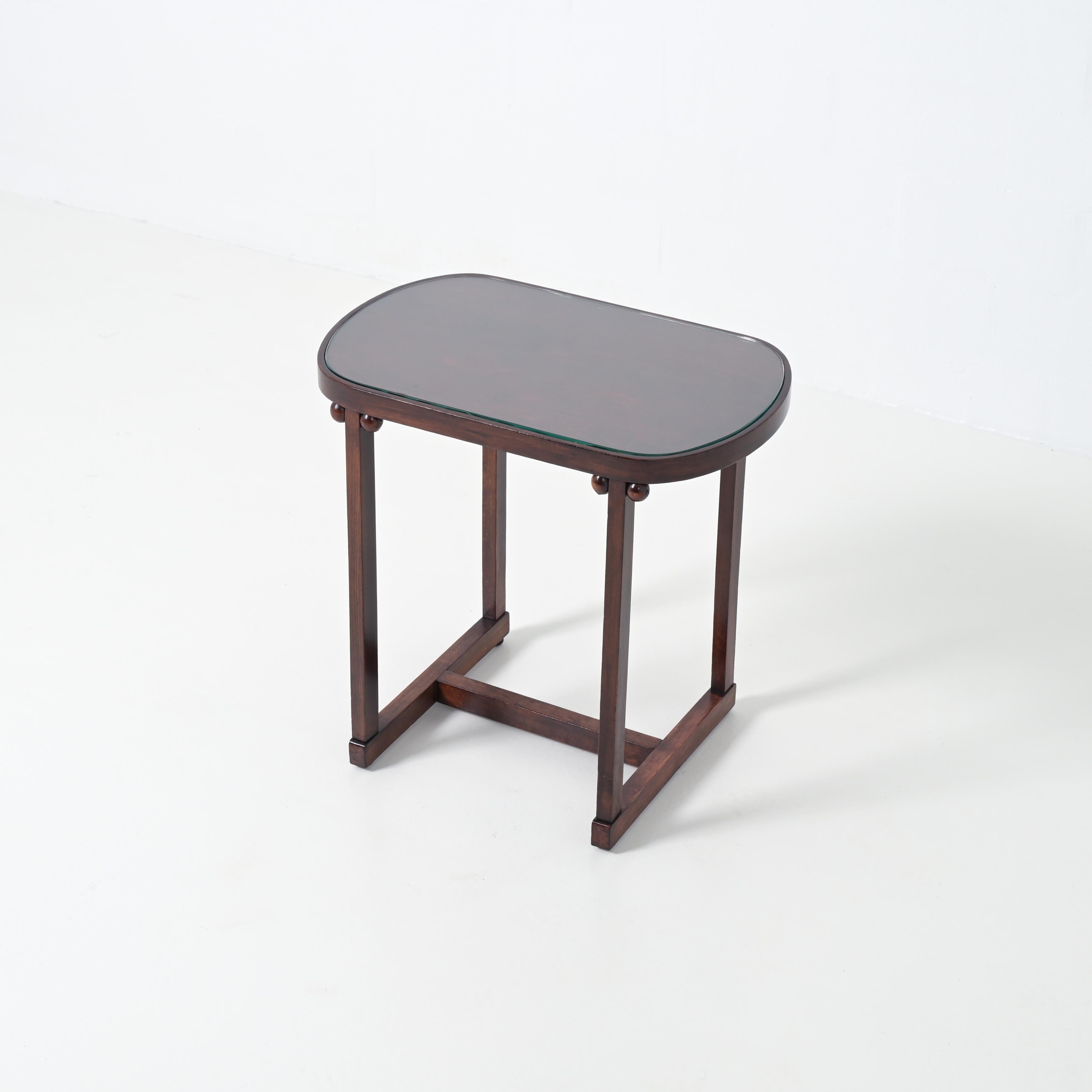 Dieser kleine Tisch von J. & J. Kohn ist ein Entwurf von Josef Hoffmann. Sie können ihn als kleinen Schreibtisch oder als Frisiertisch verwenden. Der Tisch ist komplett aus Holz und hat eine Glasplatte, er ist in perfektem Zustand und beschriftet.
