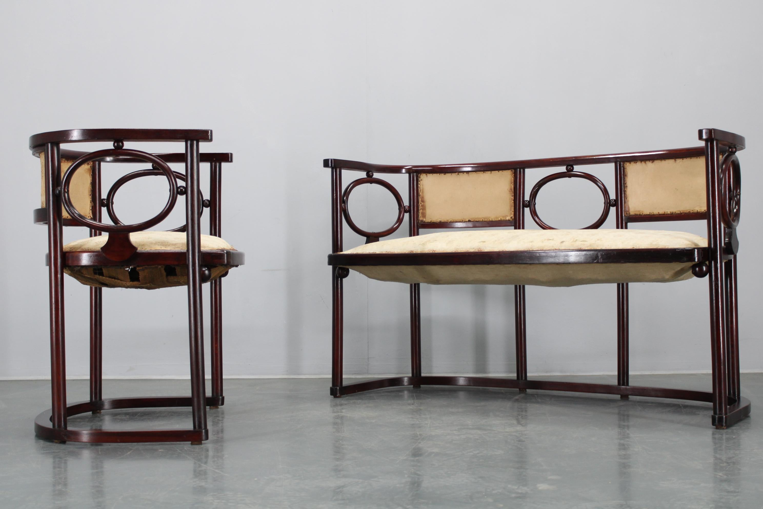  - las piezas de madera de haya han sido restauradas y acabadas con goma laca 
- muelles originales 
- necesita ser retapizado  
- fabricado en Checoslovaquia 
- Dimensiones del sillón : Altura 73cm (altura del asiento 50cm) , anchura: 60cm ,