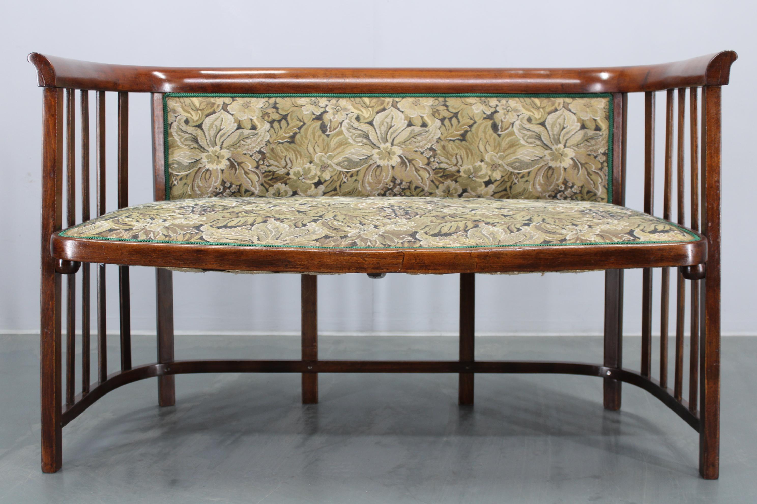  - Scheletro in legno di Beeche accuratamente restaurato e rifinito con gommalacca
- Tappezzeria originale in buone condizioni, con alcuni segni d'uso. 