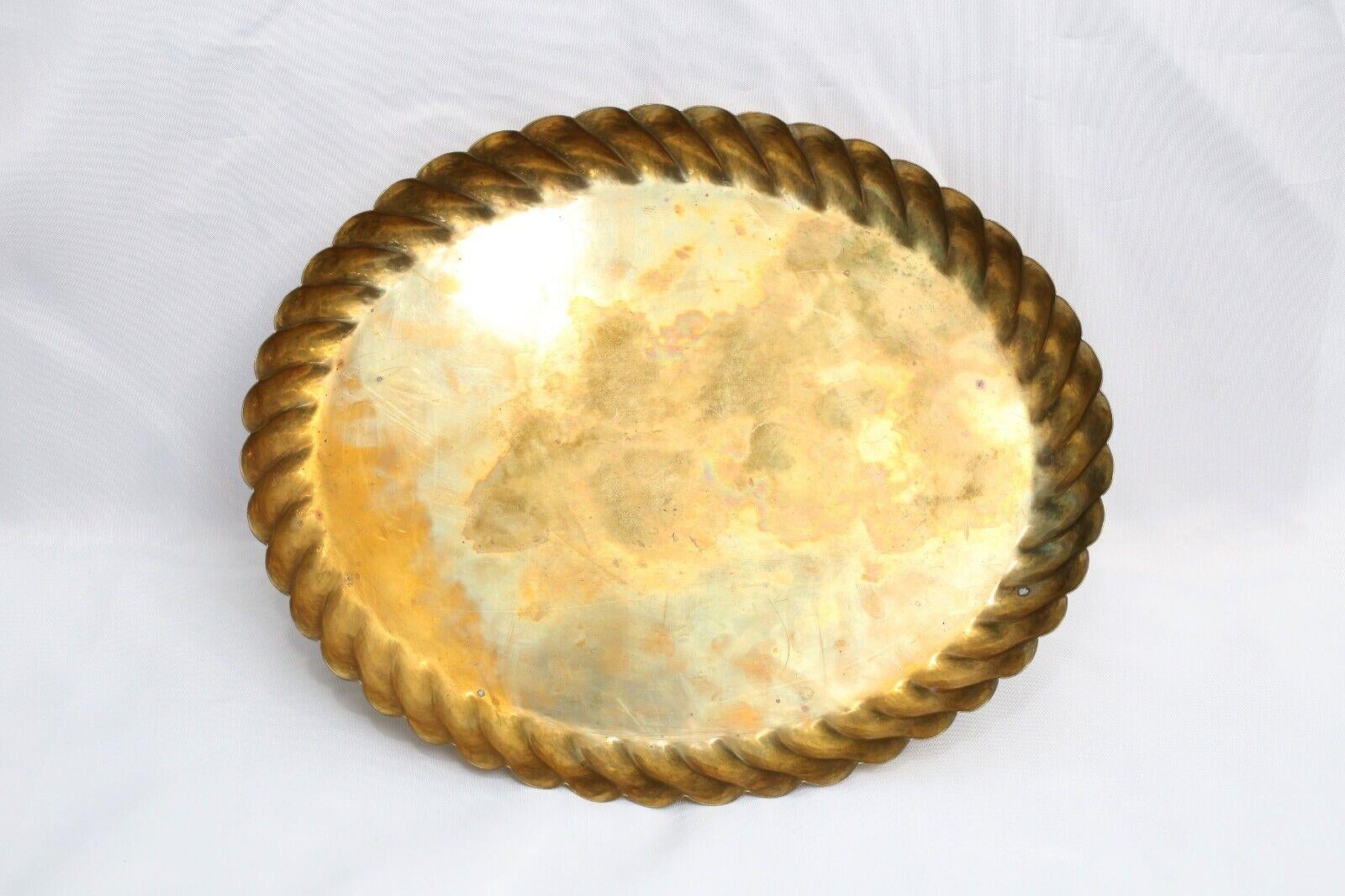 This Austrian Jugendstil brass tray, attributed to Josef Hoffmann for the Wiener Werkstätte, captures the refined elegance of early 20th-century design. Dating to around 1915, the tray features a rich, warm patina with a beautifully oxidized