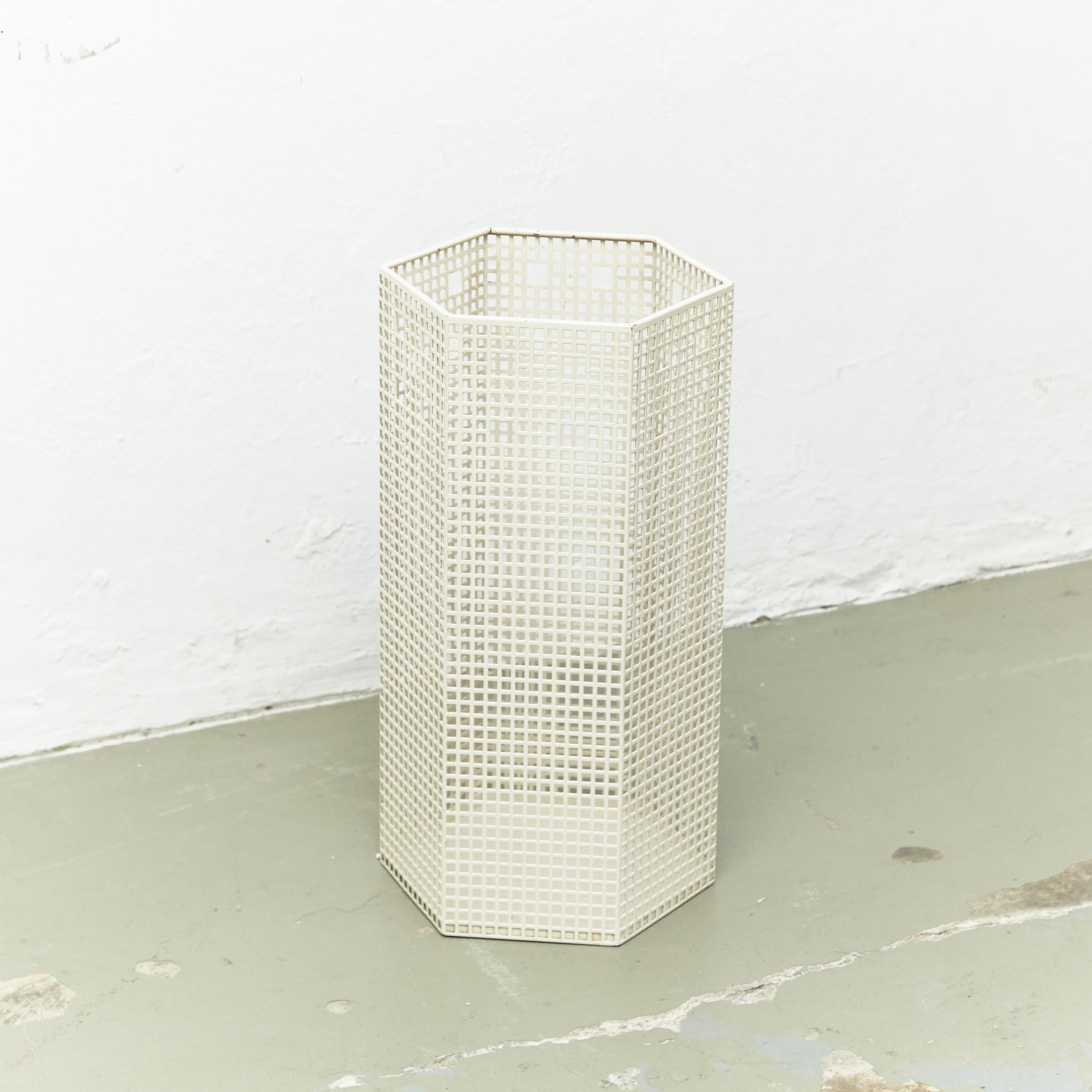 Umbrella holder designed by Josef Hoffmann.
Manufactured by Bieffeplast, circa 1980.
White lacquered perforated metal.

In original condition, with minor wear consistent with age and use, preserving a beautiful patina.

Josef Hoffmann