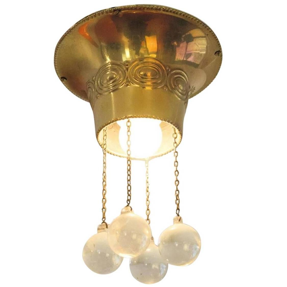 Magnifique lampe de plafond avec des ornements ciselés à la main très élaborés, conçue à l'origine en 1905, maintenant fabriquée à la main dans l'atelier Woka à Vienne.
 Tous les composants sont conformes aux réglementations UL. Moyennant un