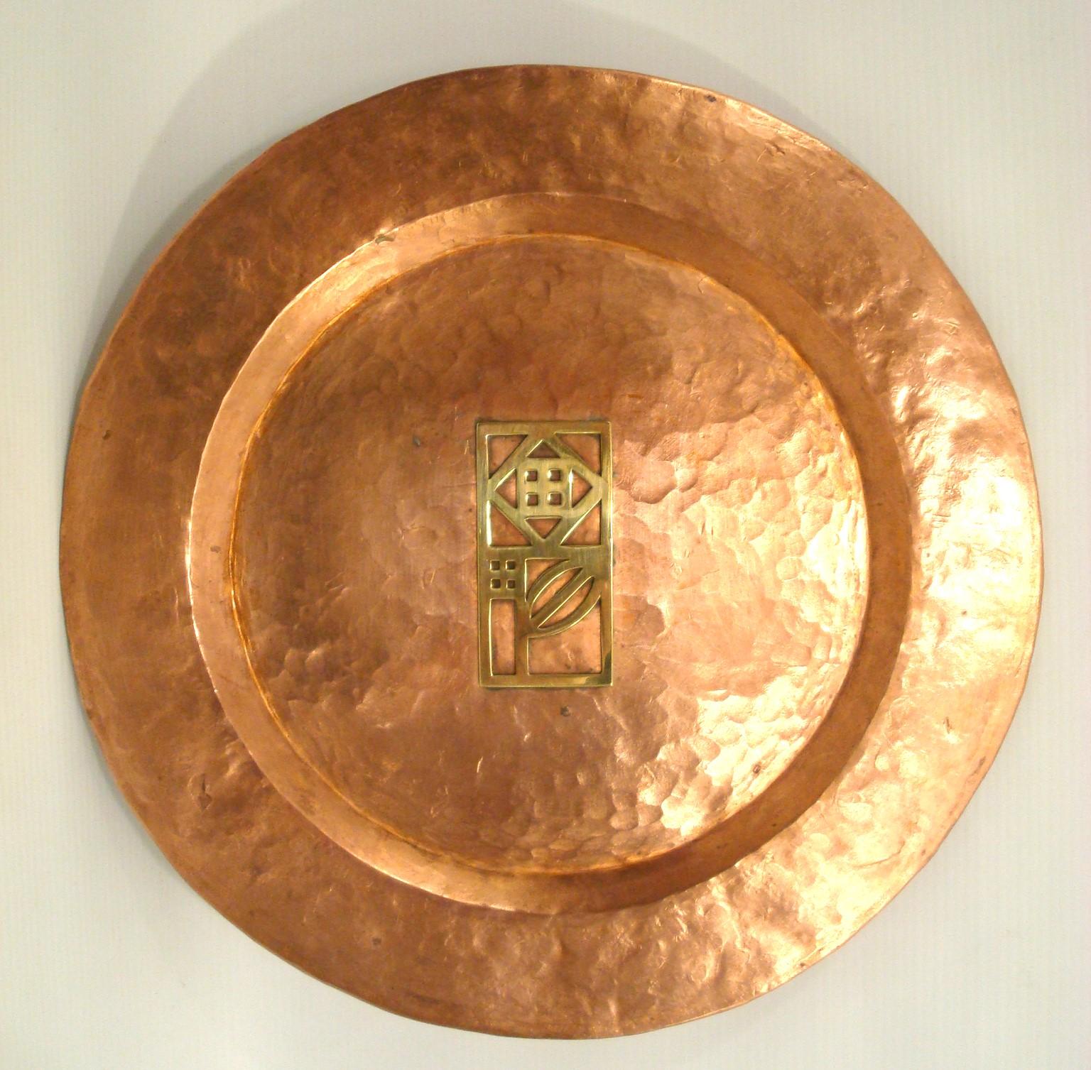 

Josef Hoffmann – Wiener Werkstatte –  Art Deco  Handgehämmerte Kupferplatten. Wir haben 5 Platten, die einzeln verkauft werden. 

WIENER WERKSTATTE
Die Wiener Werkstatte übte in der ersten Hälfte des 20. Jahrhunderts einen enormen Einfluss auf