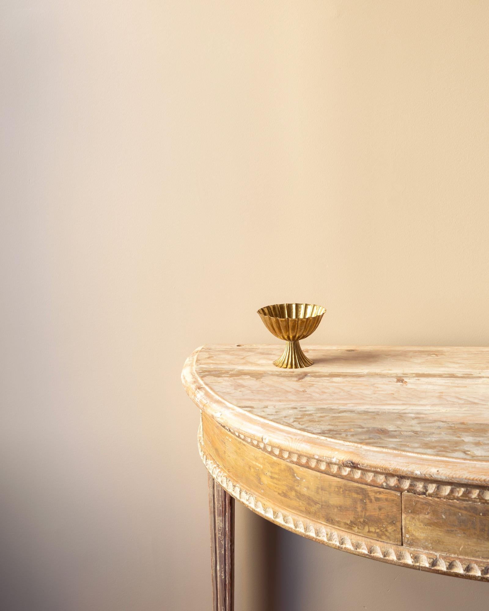 Austriaco Josef Hoffmann, Wiener Werkstätte Ciotola in ottone Repoussé in vendita