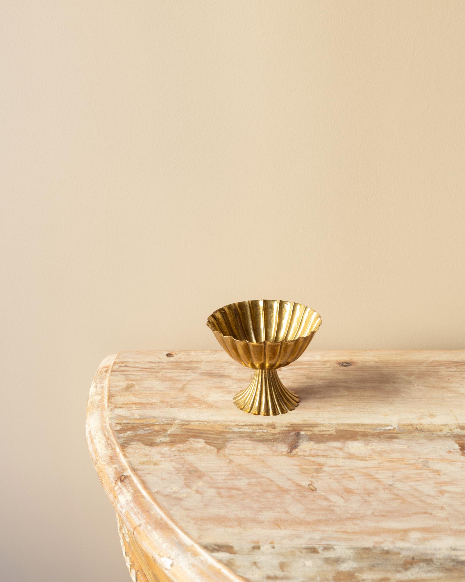 Sbalzo Josef Hoffmann, Wiener Werkstätte Ciotola in ottone Repoussé in vendita