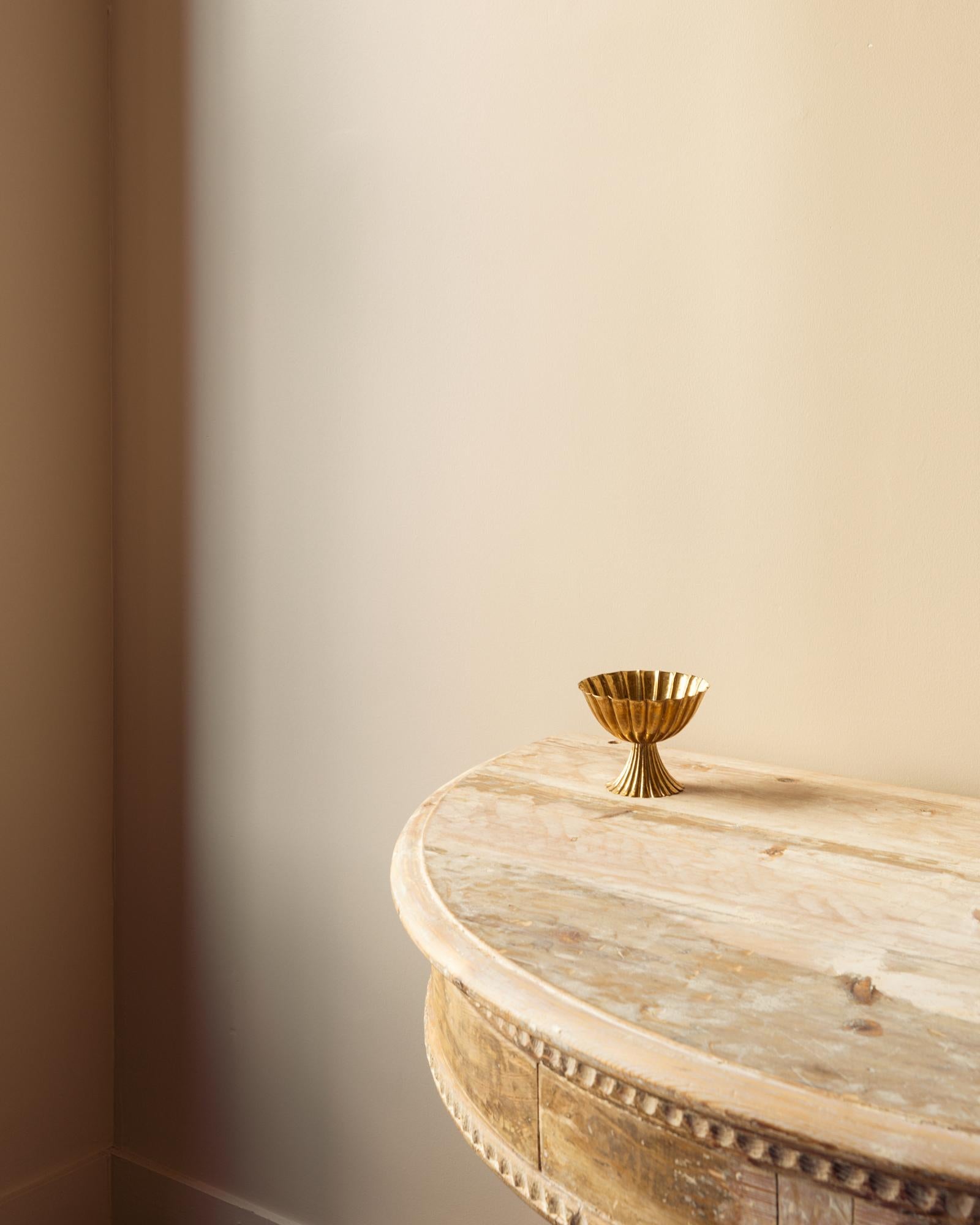 Josef Hoffmann, Wiener Werkstätte Ciotola in ottone Repoussé In condizioni buone in vendita a New York, NY