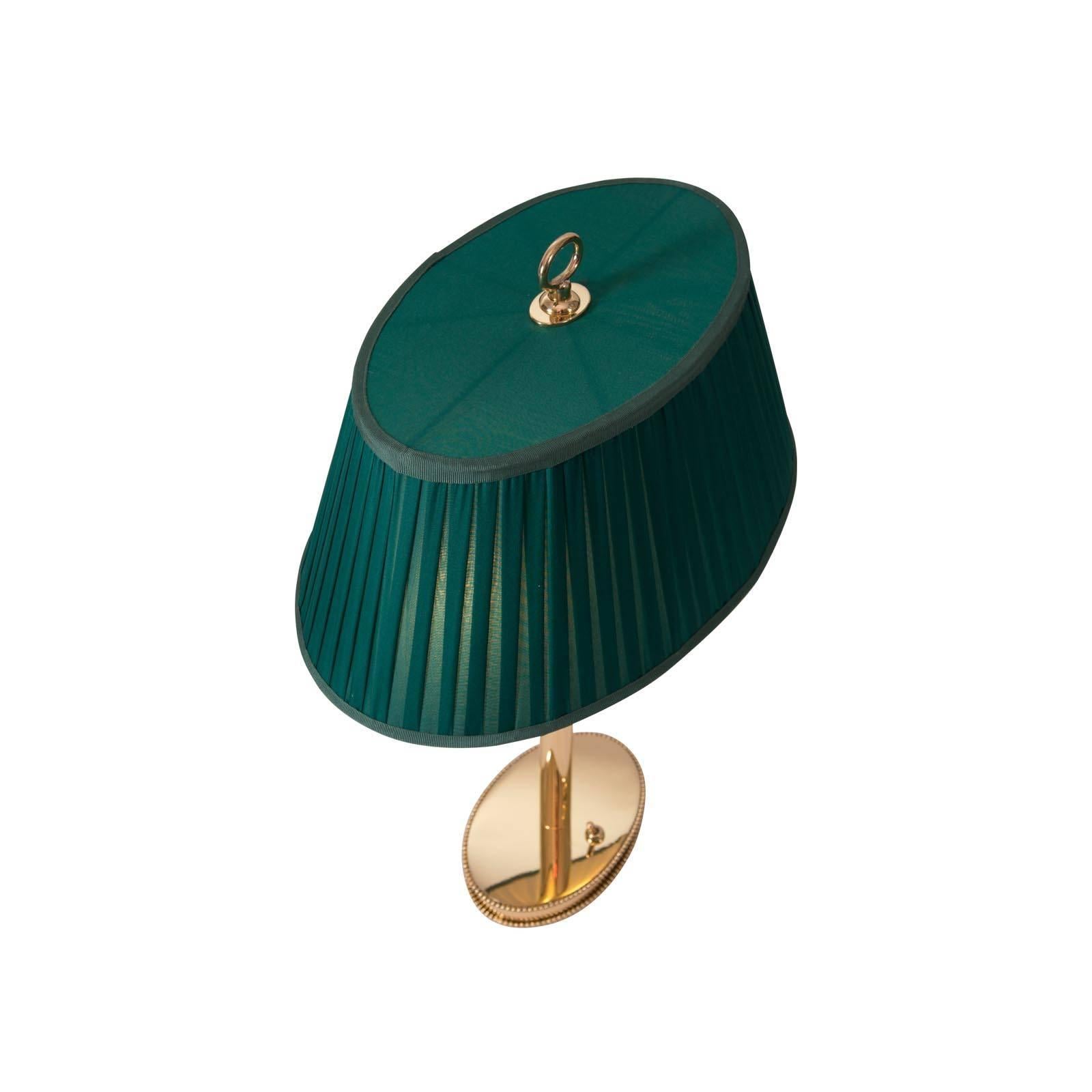 Eine Josef Hoffmann Tischlampe mit einem Stoffschirm - verschiedene Farben sind erhältlich
Ursprünglich im Atelier der Wiener Werkstätte hergestellt, heute Sonderanfertigung in der Woka-Lampenwerkstatt in Wien.
Steckdosen: Zwei