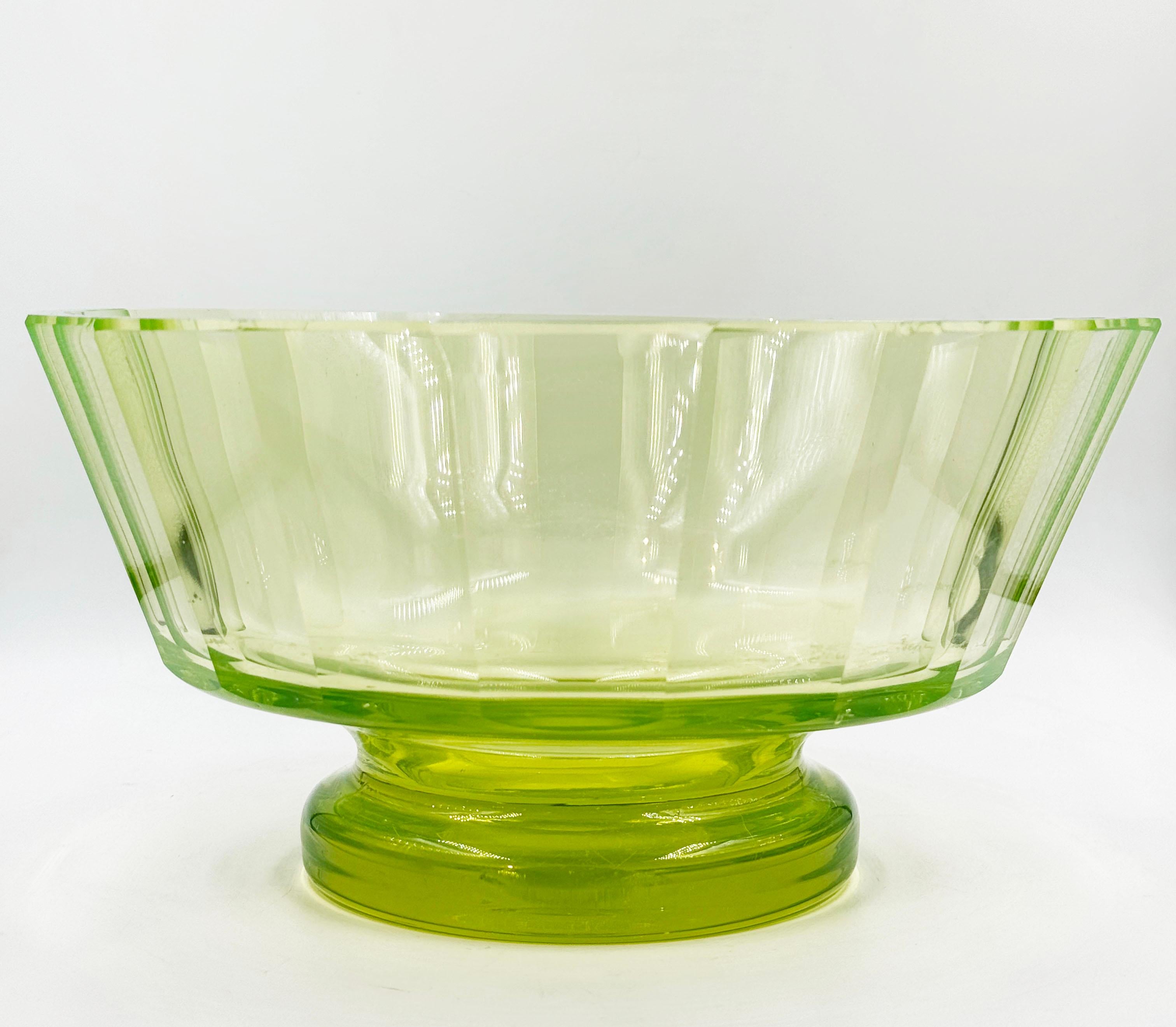 Josef Hoffmann Wiener Werkstatte Faceted Crystal Bowl
Beautiful Art Deco glass bowl in fluorescent green, the characteristic of this is how under ultraviolet light or black light we can see how it lights up.
Measures:
Height: 12.5