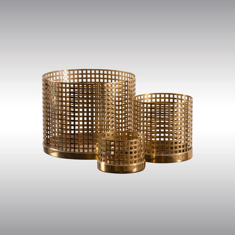 Group of handcrafted flowerpots, as well available in several sizes

Material
Solid punched brass.

