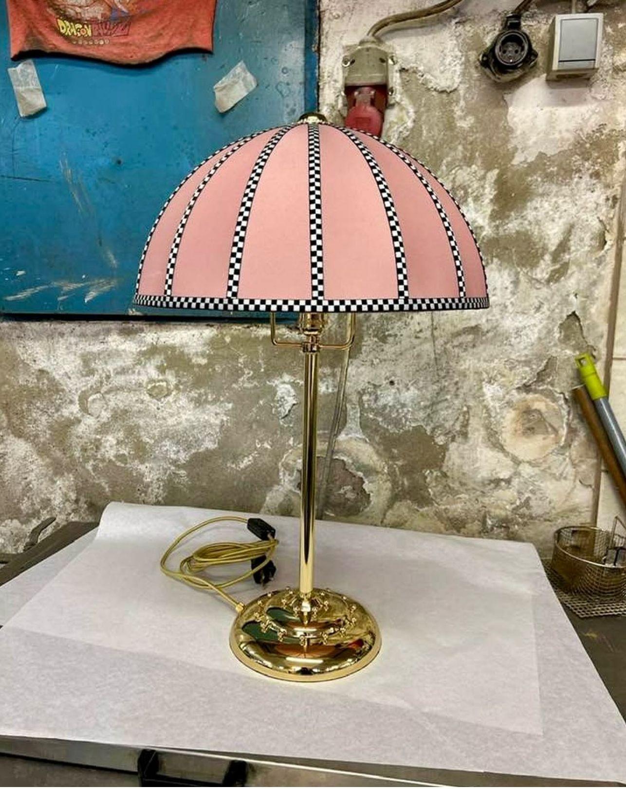 Josef Hoffmann Wiener Werkstätte Jugendstil Lámpara de mesa de seda y latón, Reedición en venta 3