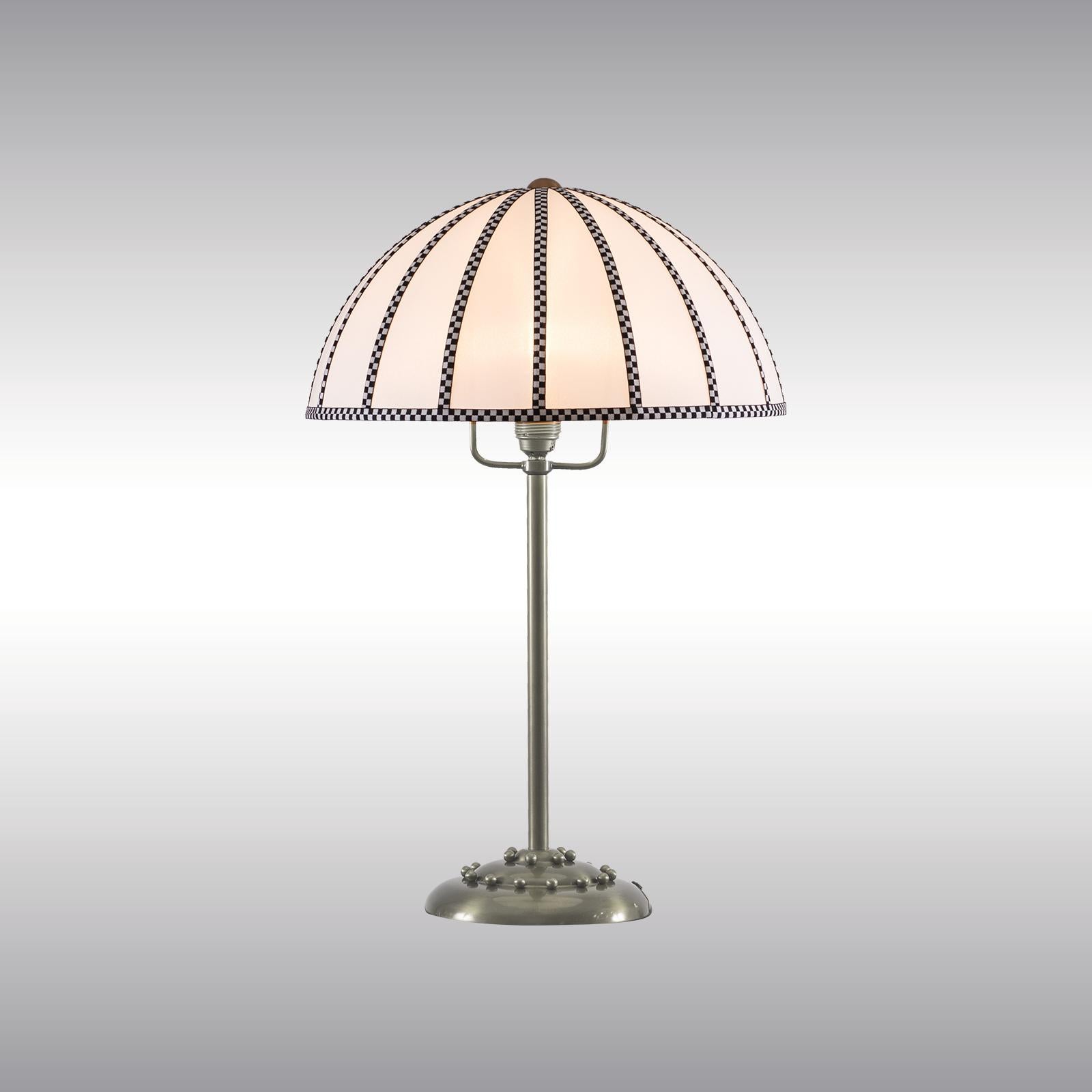 Josef Hoffmann Wiener Werkstätte Jugendstil Lámpara de mesa de seda y latón, Reedición en Nuevo estado para la venta en Vienna, AT