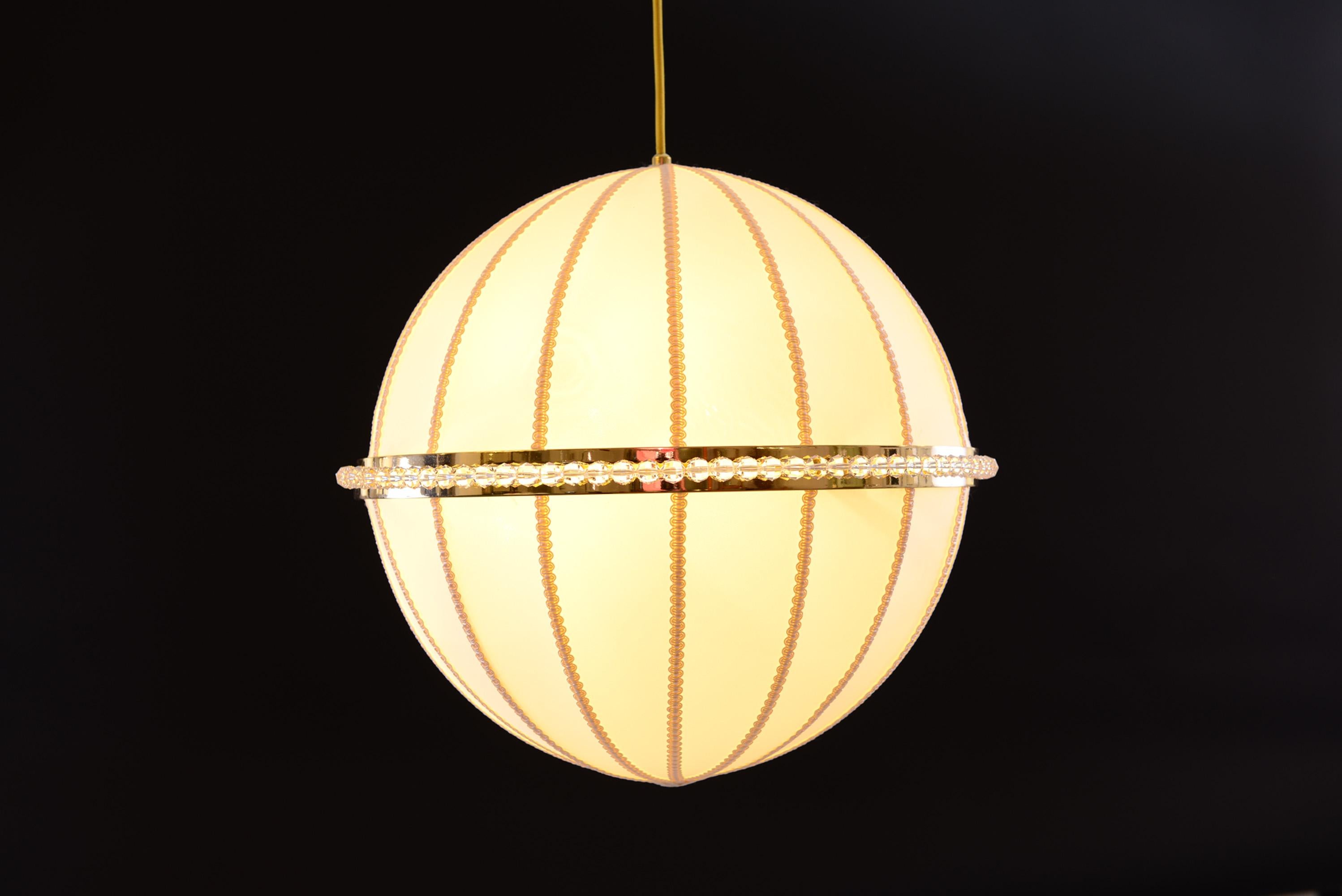 Fatto a mano Josef Hoffmann Wiener Werkstätte Lampadario a sospensione in seta Jugendstil, Riedizione in vendita