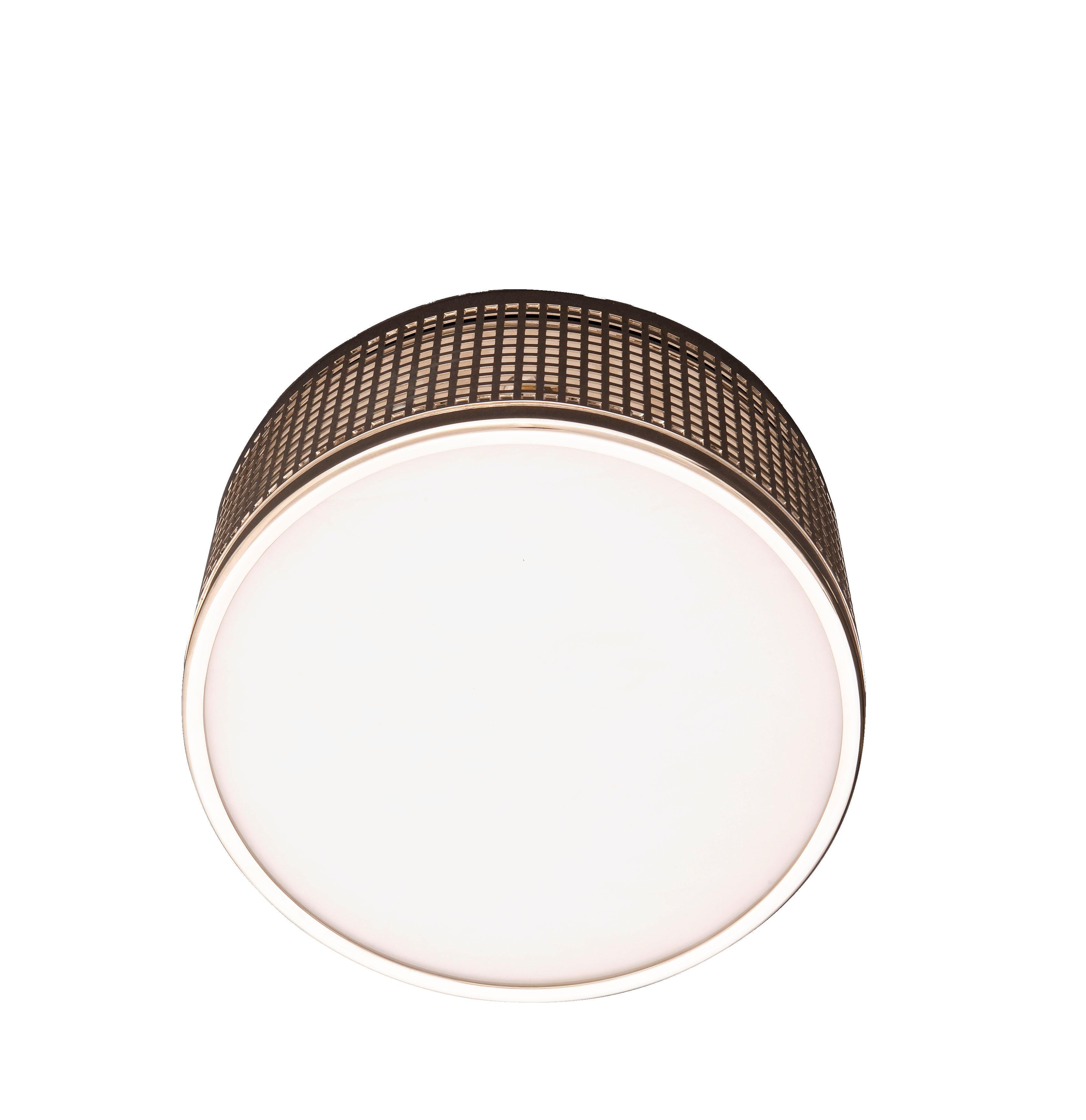 Puristisches Design aus der Frühphase der Wiener Werkstaette,
Maße: Durchmesser 25 cm.

Diese Lampe ist auch in den Durchmessern 35cm und 50cm erhältlich.
Alle Komponenten entsprechen den UL-Vorschriften, gegen Aufpreis übernehmen wir die UL-Listung