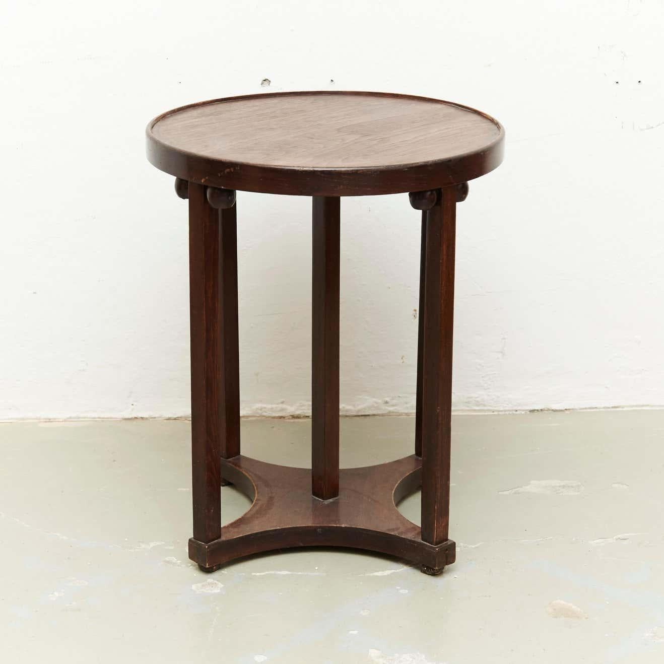 Tisch, entworfen von Josef Hoffmann.
Modell 915/1P Jugendstiltisch von Jacob & Josef Kohn, hergestellt um 1920.

Maße: Durchmesser 60, Höhe 72 cm.

Originaler Zustand mit geringen alters- und gebrauchsbedingten Abnutzungserscheinungen, der eine