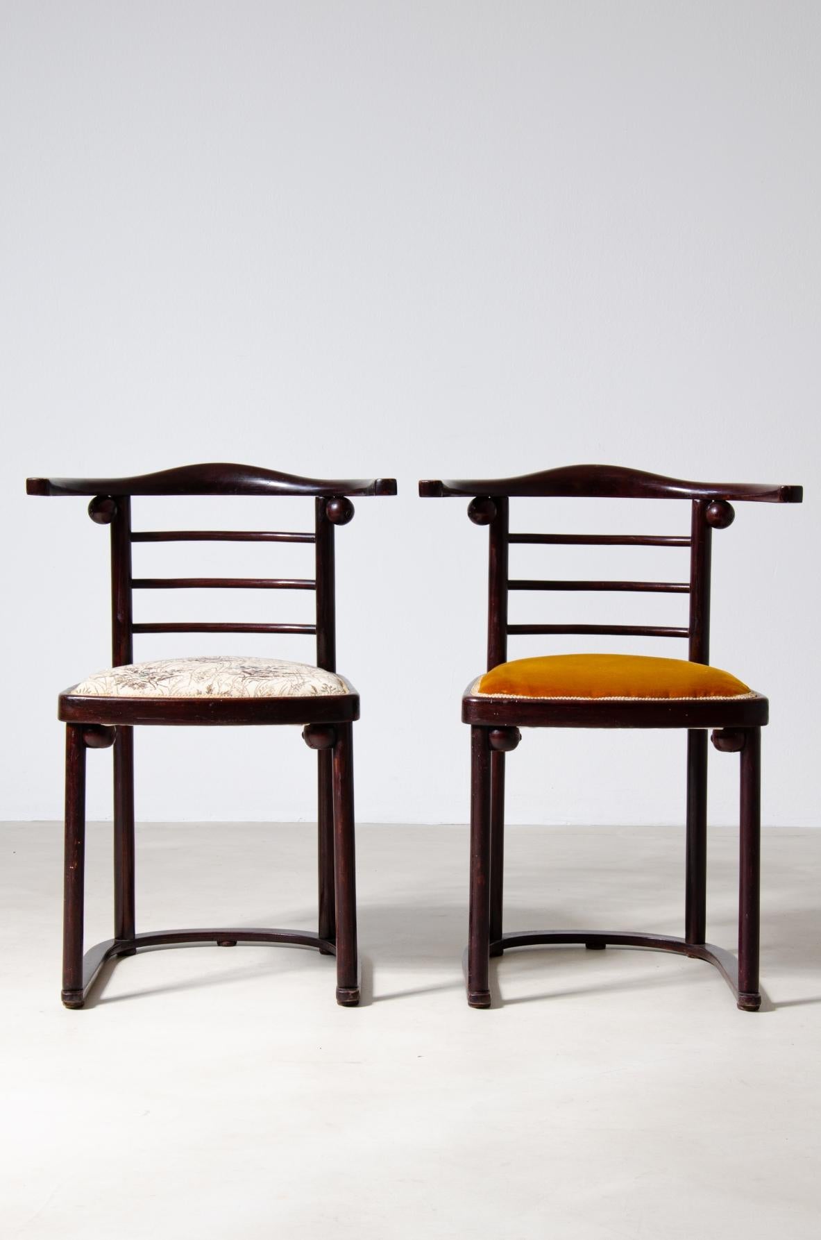 COD-2072
Josef Hoffmann (1870-1956)

Rare set of four chairs in curved polished wood and upholstered seat.

Manufactured by JJ.Kohn, Vienna, 1907.

42x42xh46/75