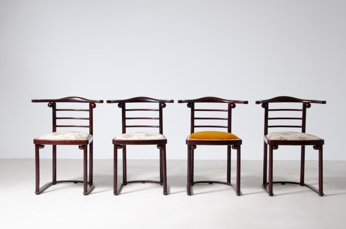 Josef Hoffmann's rare set of four chairs in curved wood  In Excellent Condition For Sale In Milano, IT