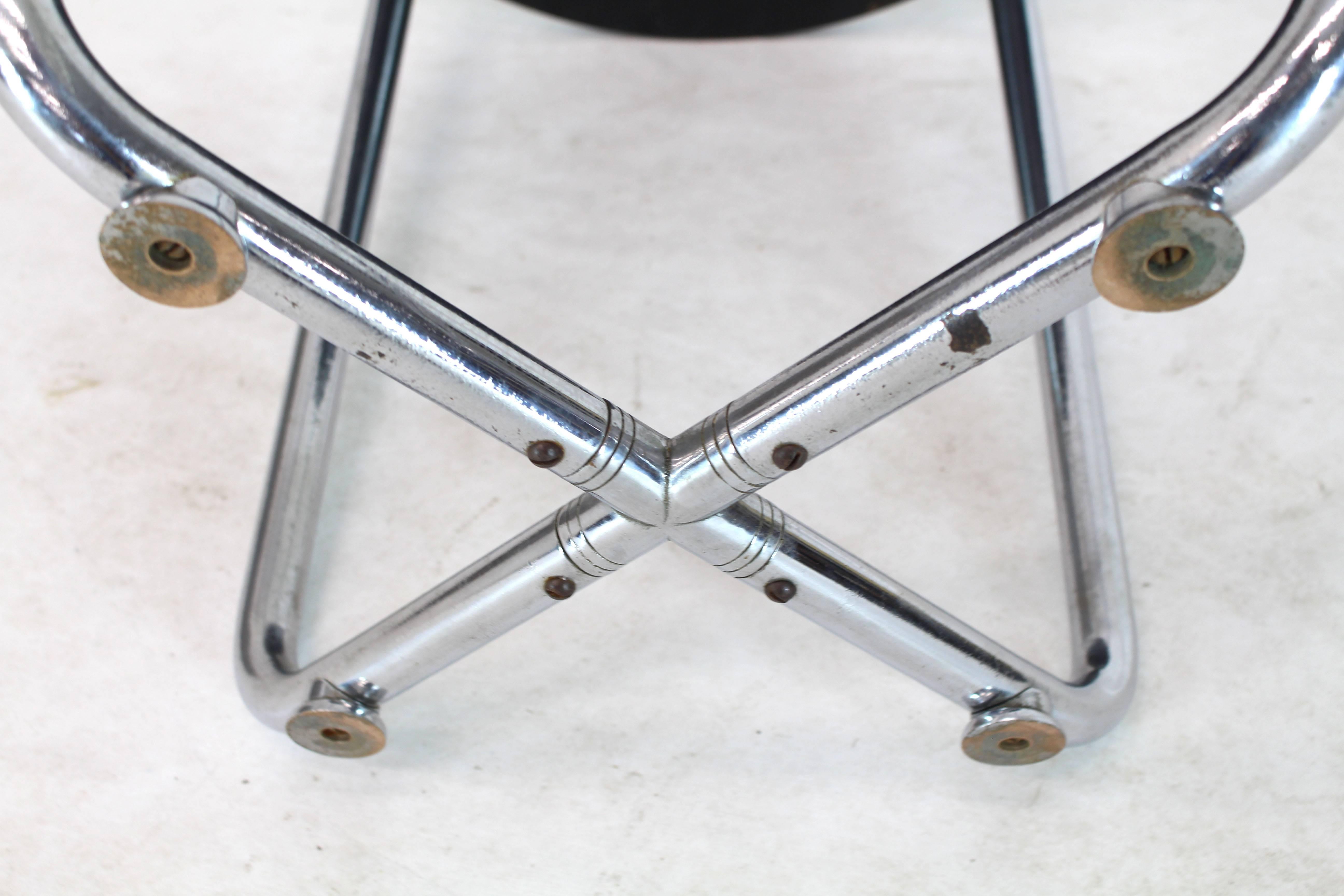 Soporte redondo Josef Hoffman de la época Bauhaus, lacado en negro y cromado.