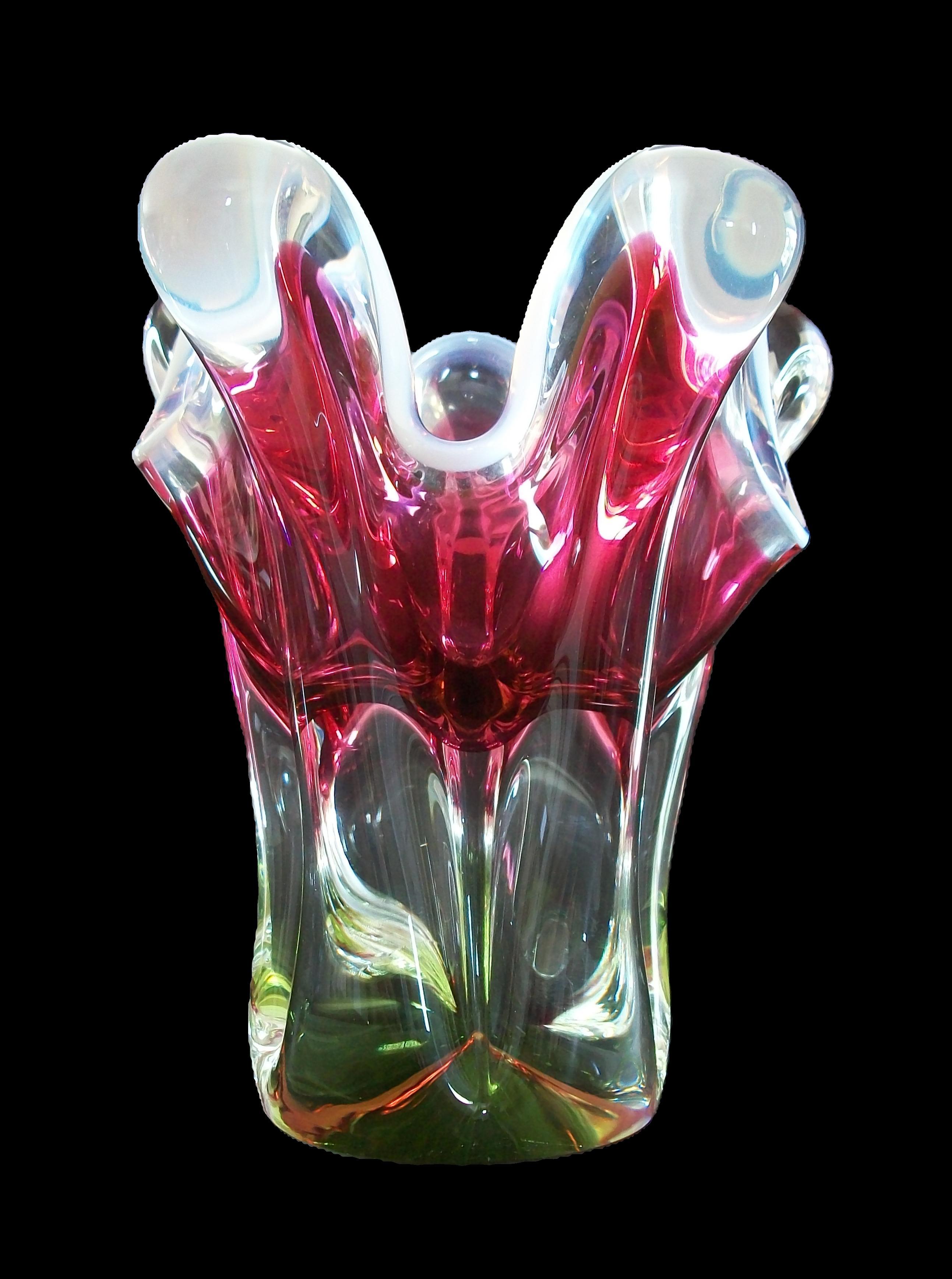 JOSEF HOSPODKA - BOROCRYSTAL - Mid Century Glass Vase - Czechia - Circa 1950 en Bueno estado para la venta en Chatham, ON