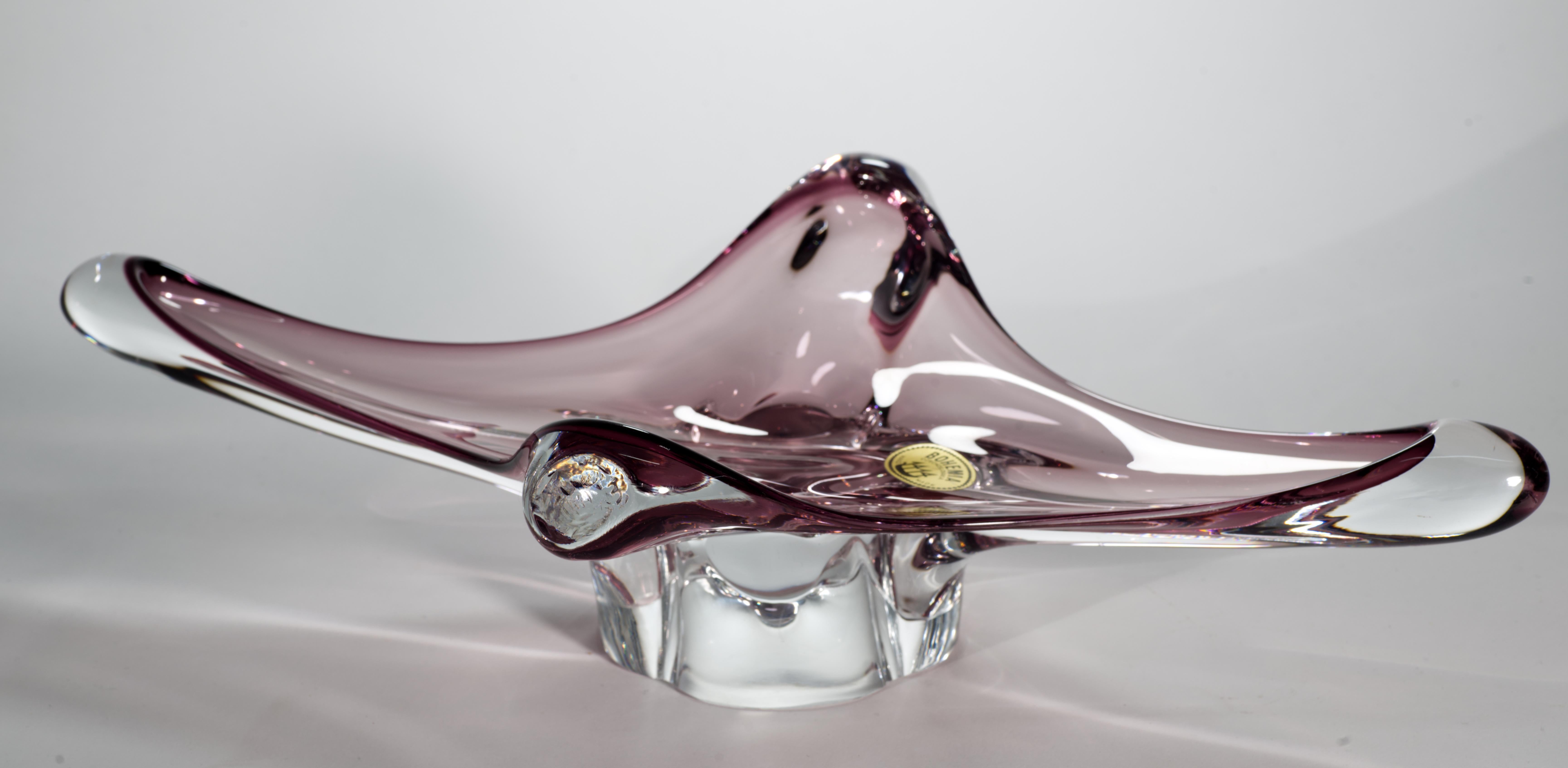 L'étonnant bol sculptural à pied et au bord manipulé présente un verre rare de couleur améthyste fumé encastré dans du verre clair selon la technique sommerso. Le bord graphique et fluide crée une ambiance organique et guide le regard le long de la