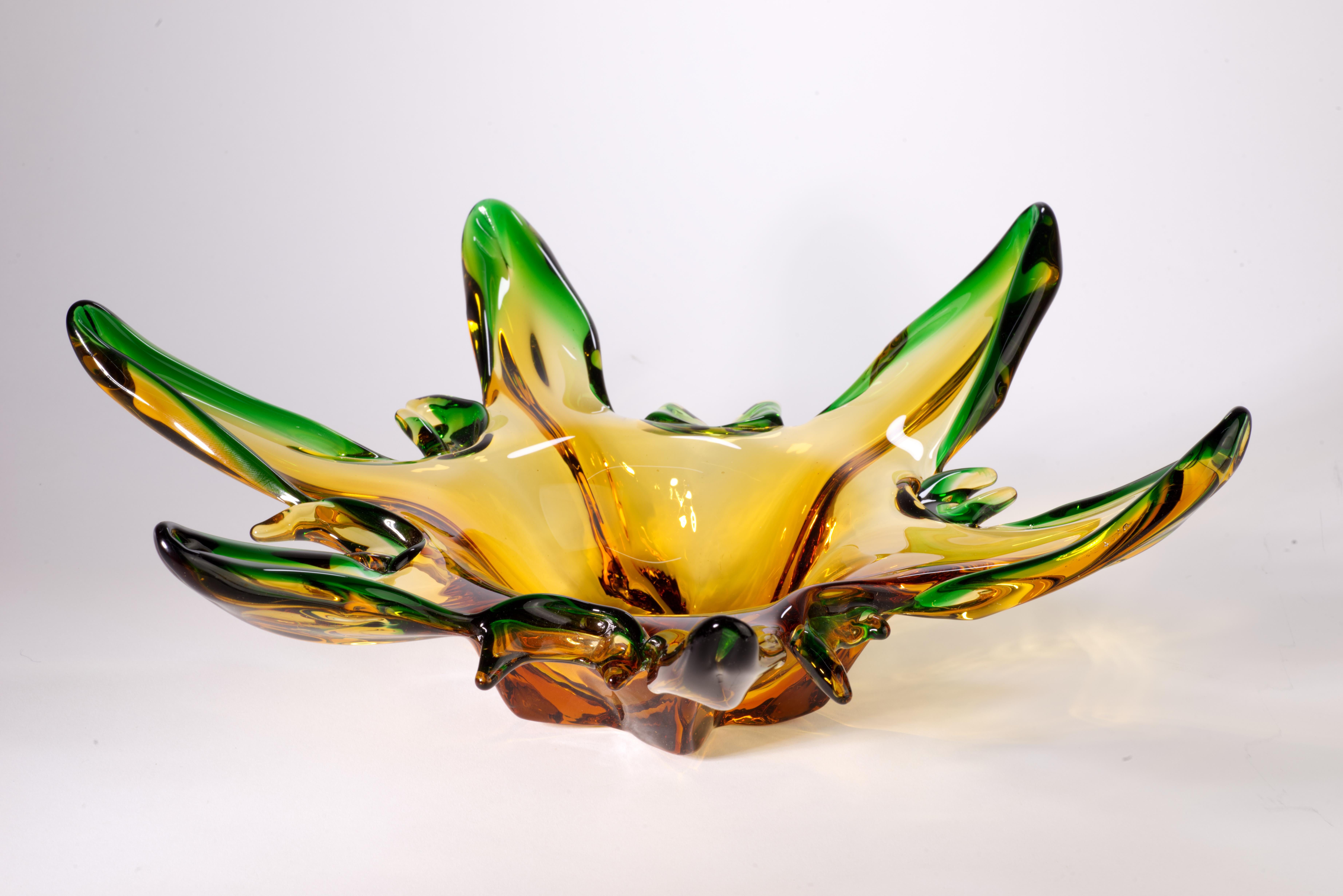 Tchèque Bol ambré et vert Josef Hospodka pour Chribska Glassworks, verre d'art tchèque en vente