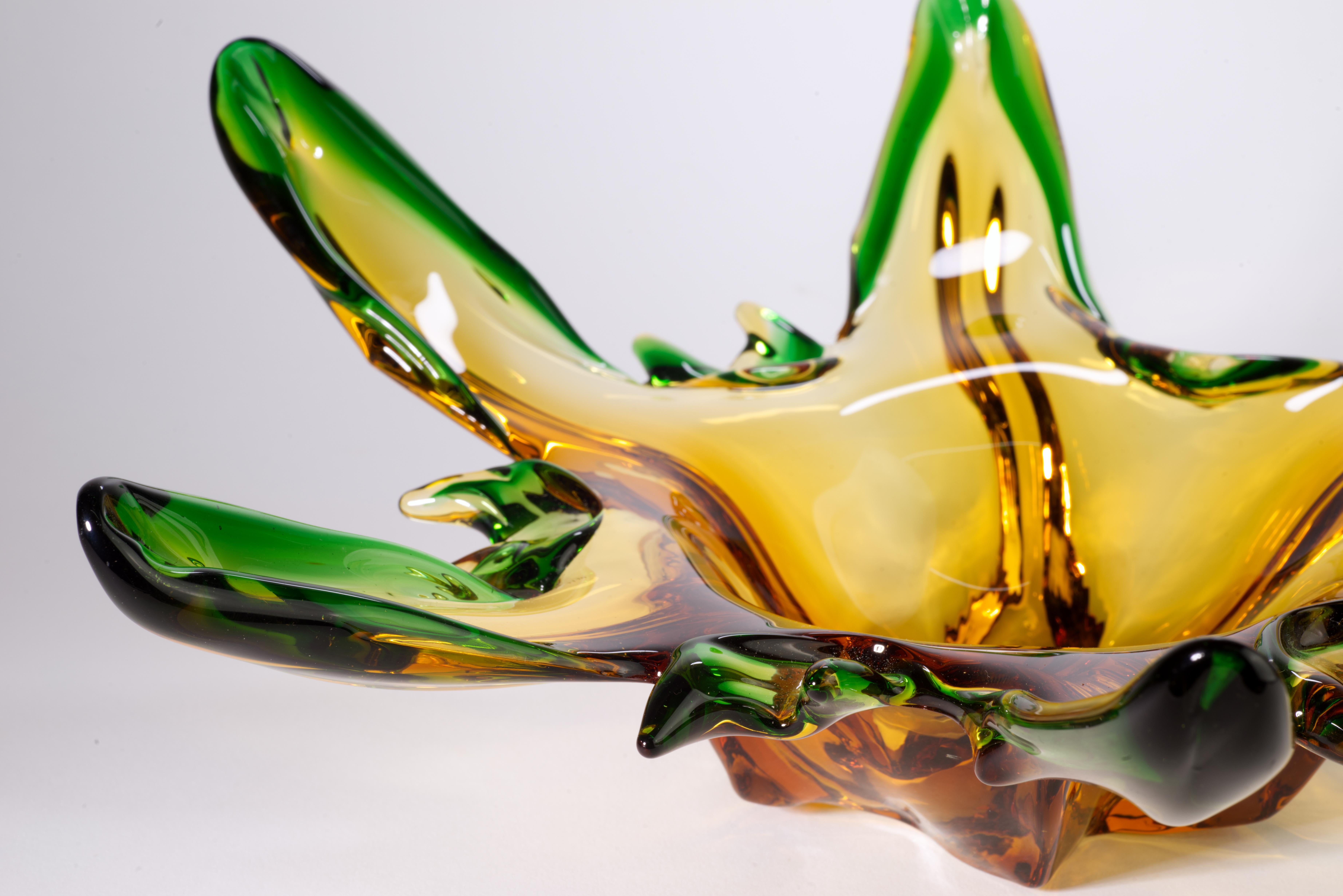 20ième siècle Bol ambré et vert Josef Hospodka pour Chribska Glassworks, verre d'art tchèque en vente