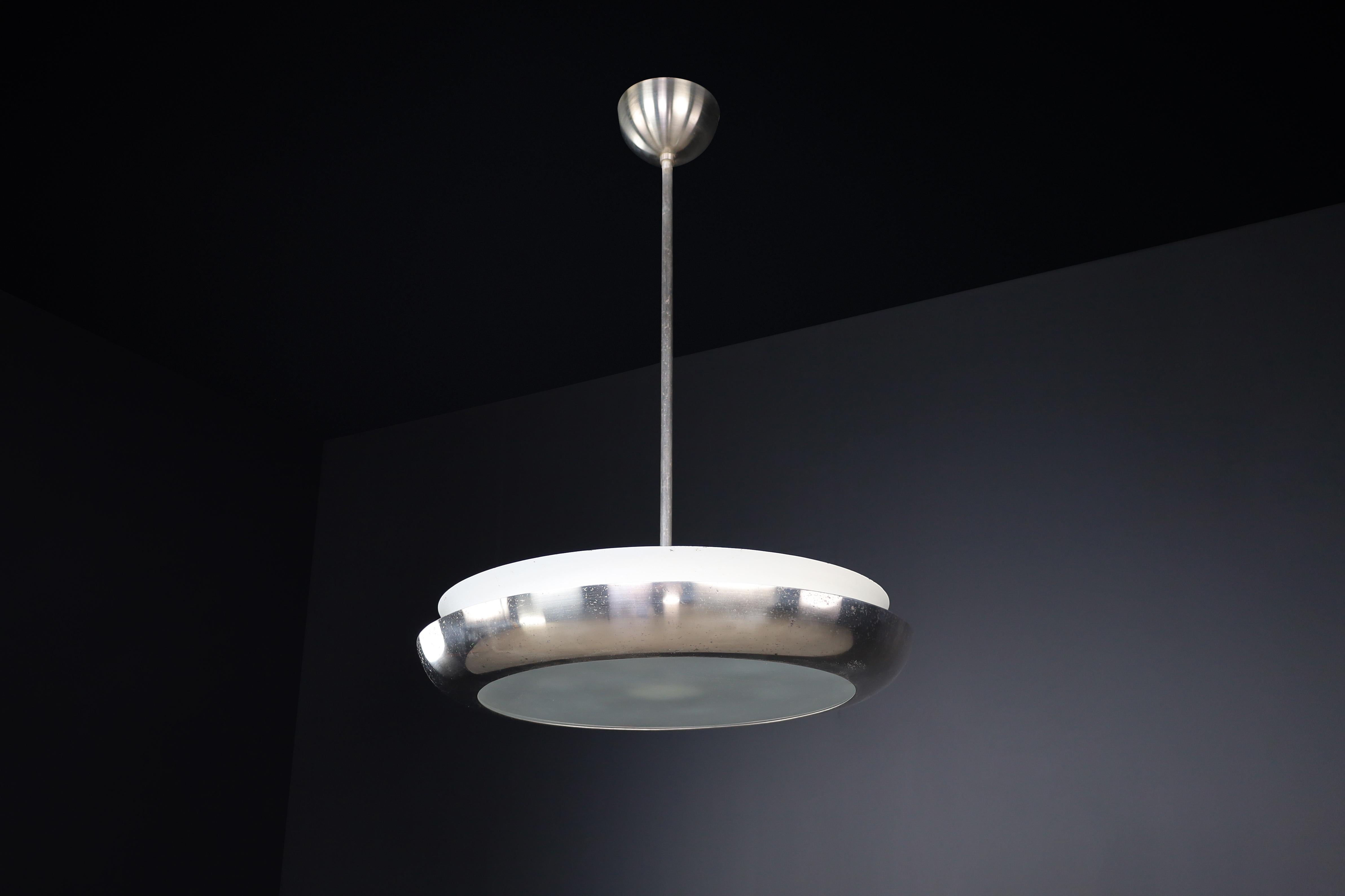 Josef Hurka pour Napako, pendentif, chrome patiné, métal, verre, République tchèque, années 1940 

Cette magnifique suspension, conçue par Josef Hurka pour le célèbre fabricant tchèque de luminaires Napako, date des années 1940 et présente un savant
