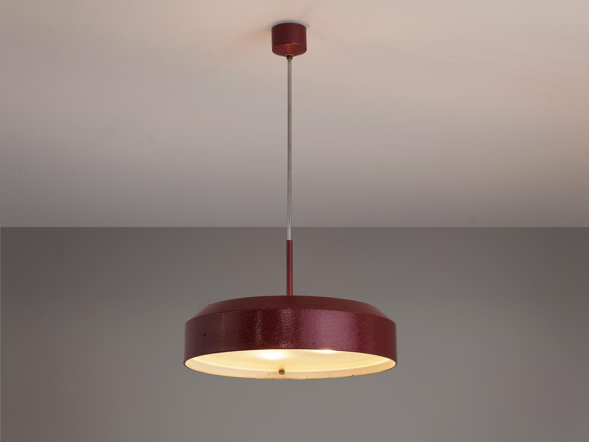 Josef Hurka for Napako, pendant lamp, model '1330', glass, enameled iron, The Netherlands, 1950s

This exceptional pendant lamp, known as type '1330,' embodies an industrial aesthetic and was crafted by the designer Josef Hurka. The circular shade,