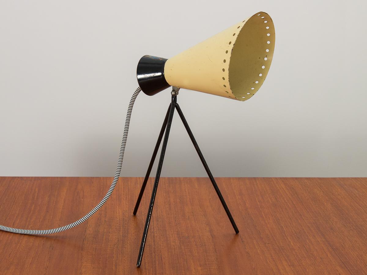 Lampe de table tripode moderniste en noir et crème contrastés, conçue par le plus célèbre designer industriel tchèque Josef Hurka pour Napako. La base tripode rouge émaillée soutient sans effort l'abat-jour conique en métal. La lampe est en bon état