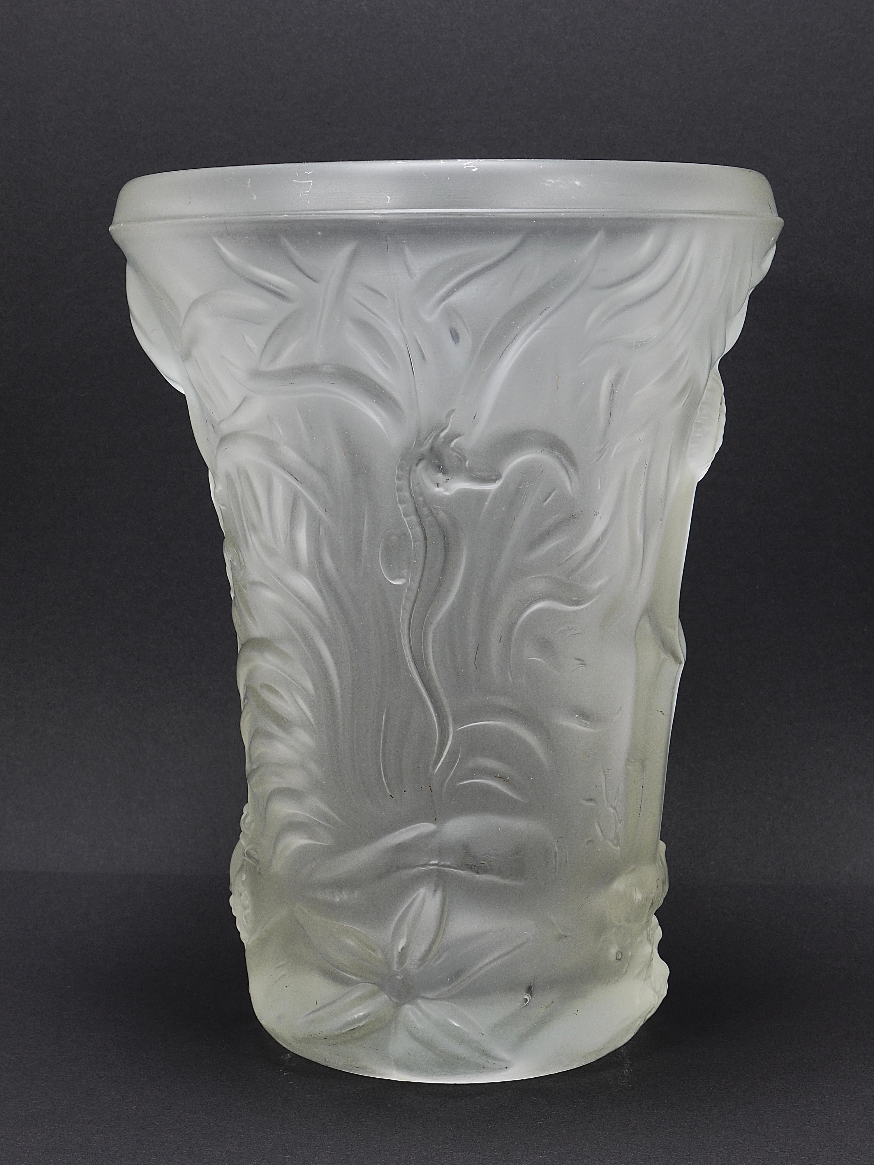 A large and solid Art Deco „Aquarium“ Vase from the 1930s, designed by Josef Inwald and manufactured in Czech Republic / former Czechoslovakia. Made of frosted / satined art glass. Decorated with a lovely underwater scenery, displaying various sea